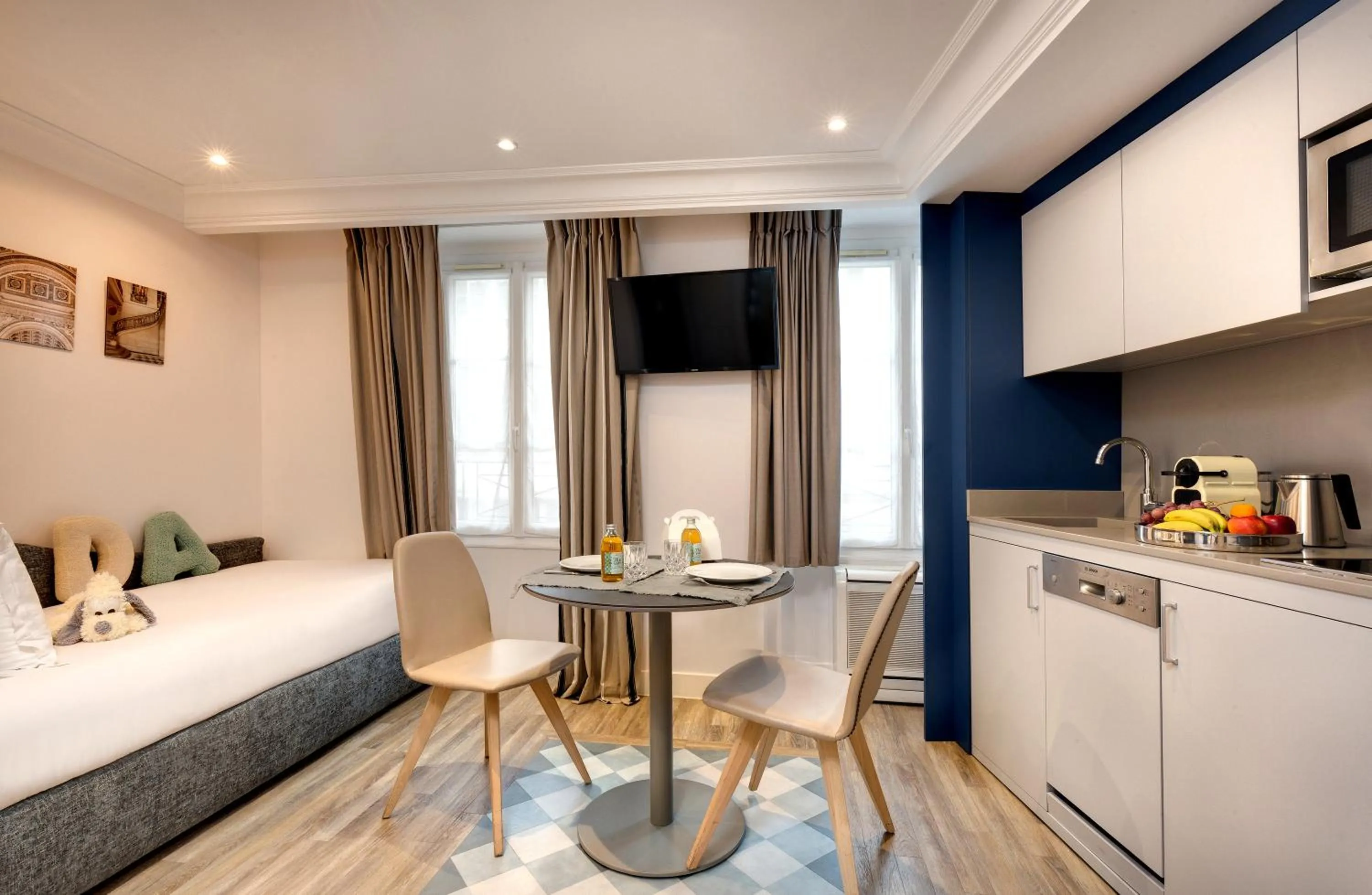 Bed in Serotel Suites Opera