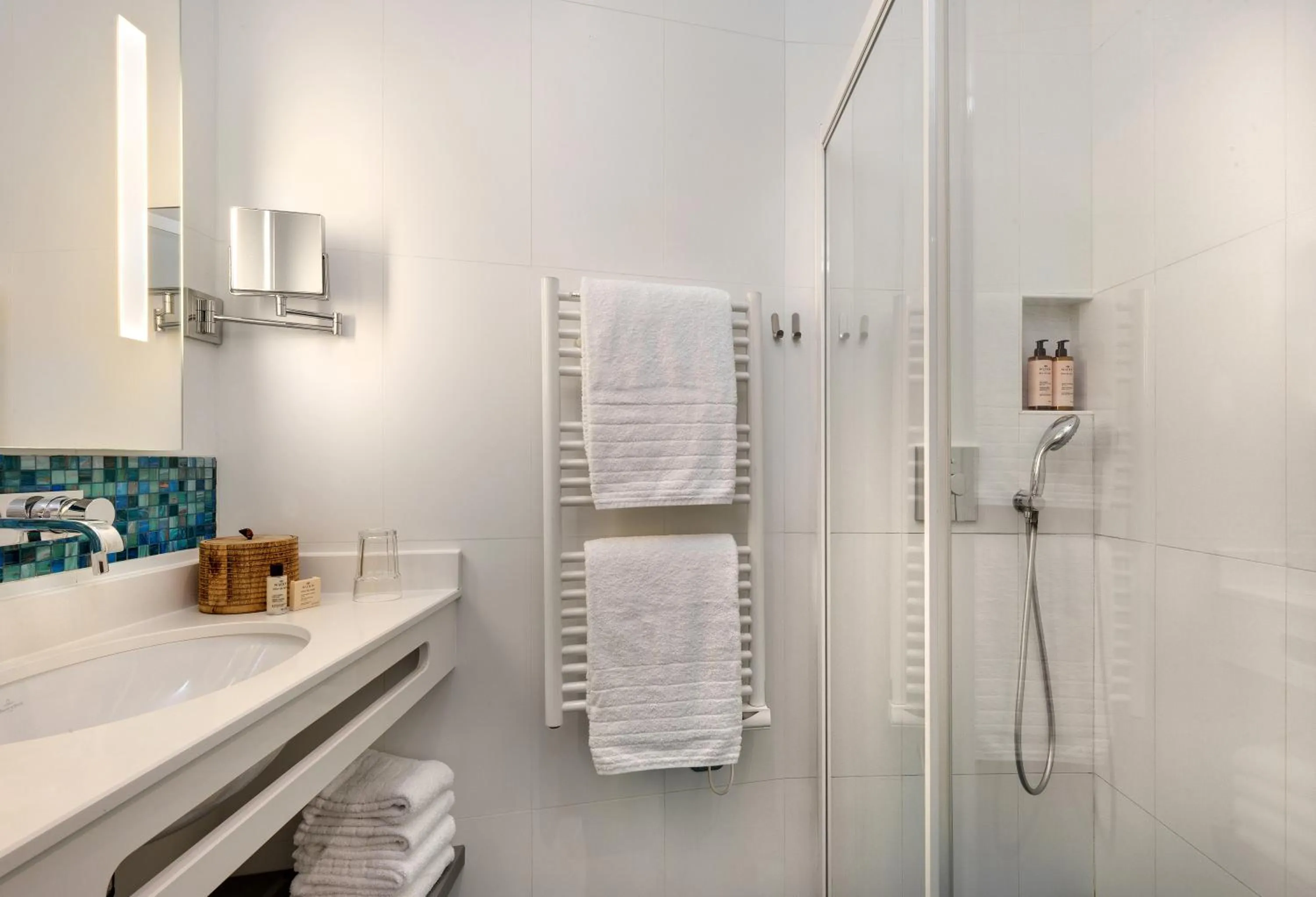 Shower in Serotel Suites Opera