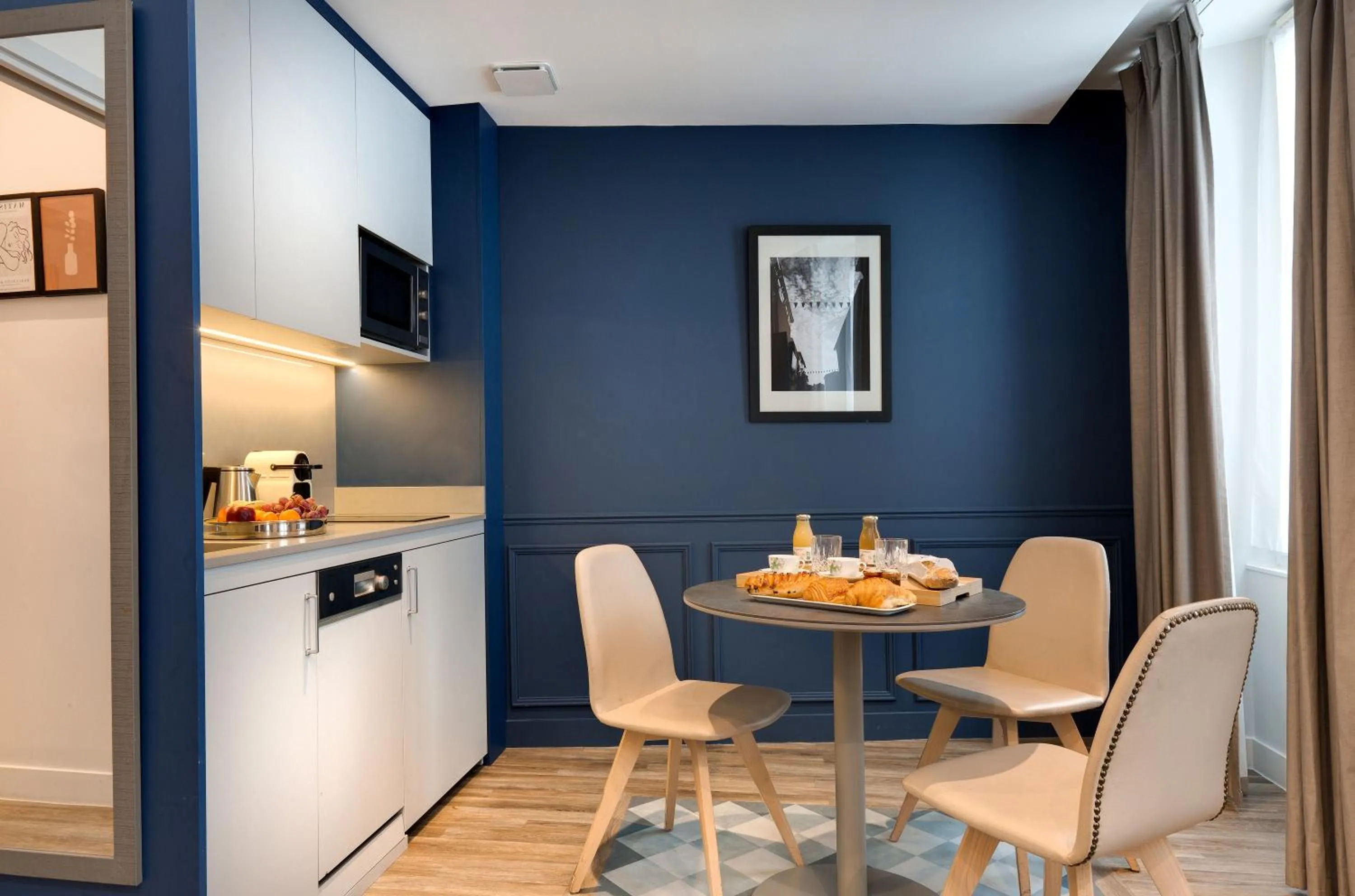 Kitchen or kitchenette in Serotel Suites Opera