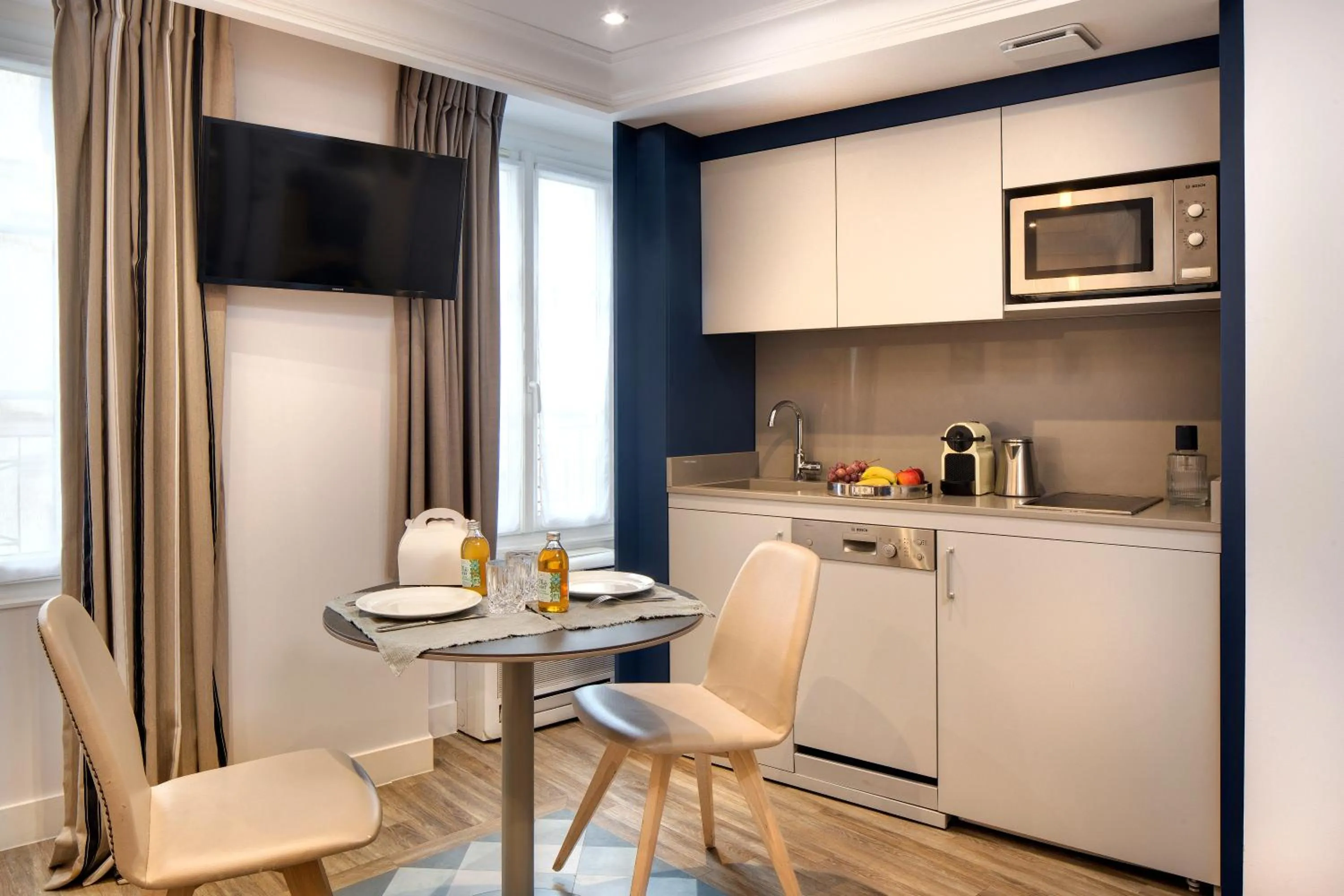 TV and multimedia in Serotel Suites Opera