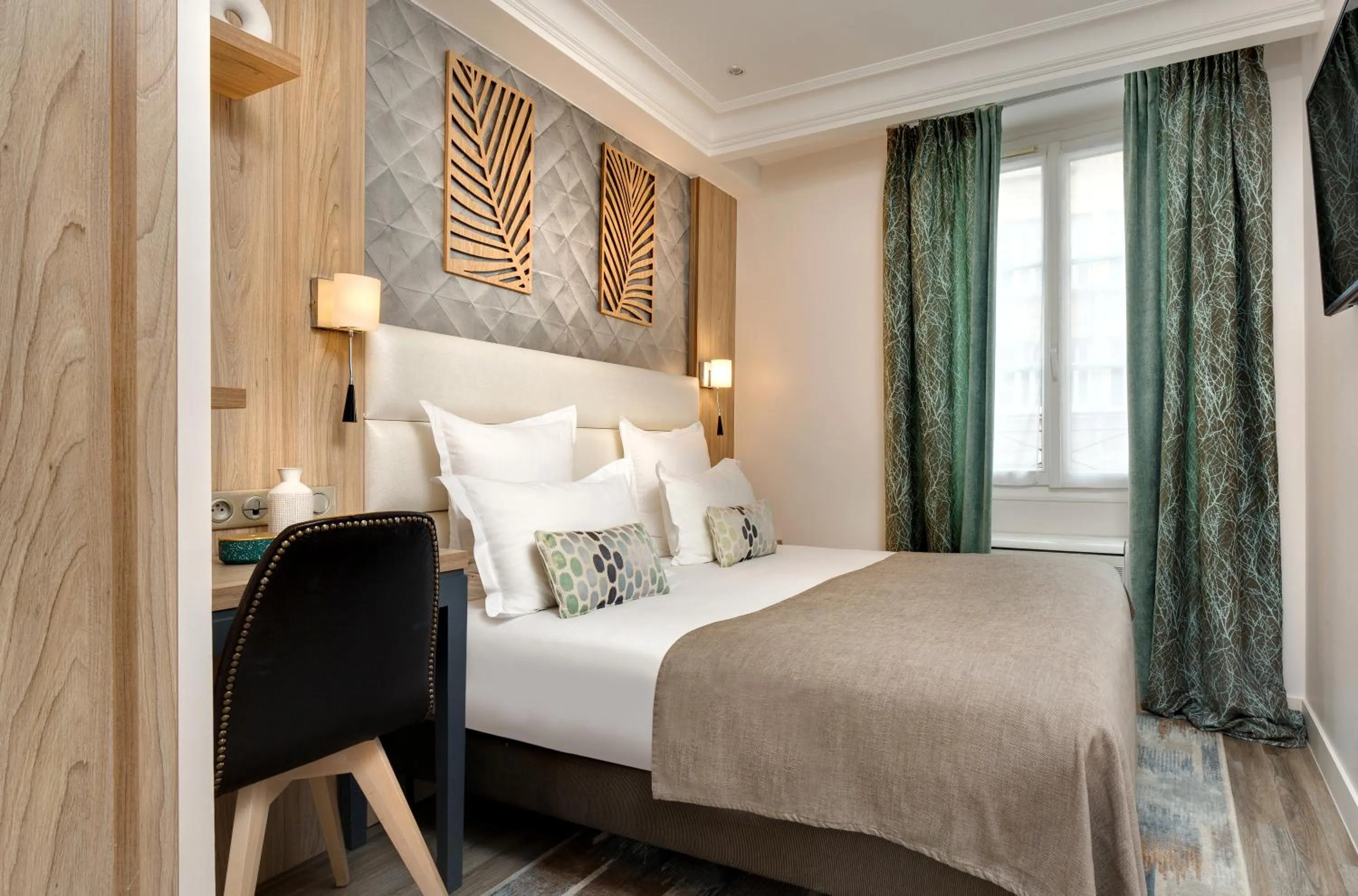 Bed in Serotel Suites Opera