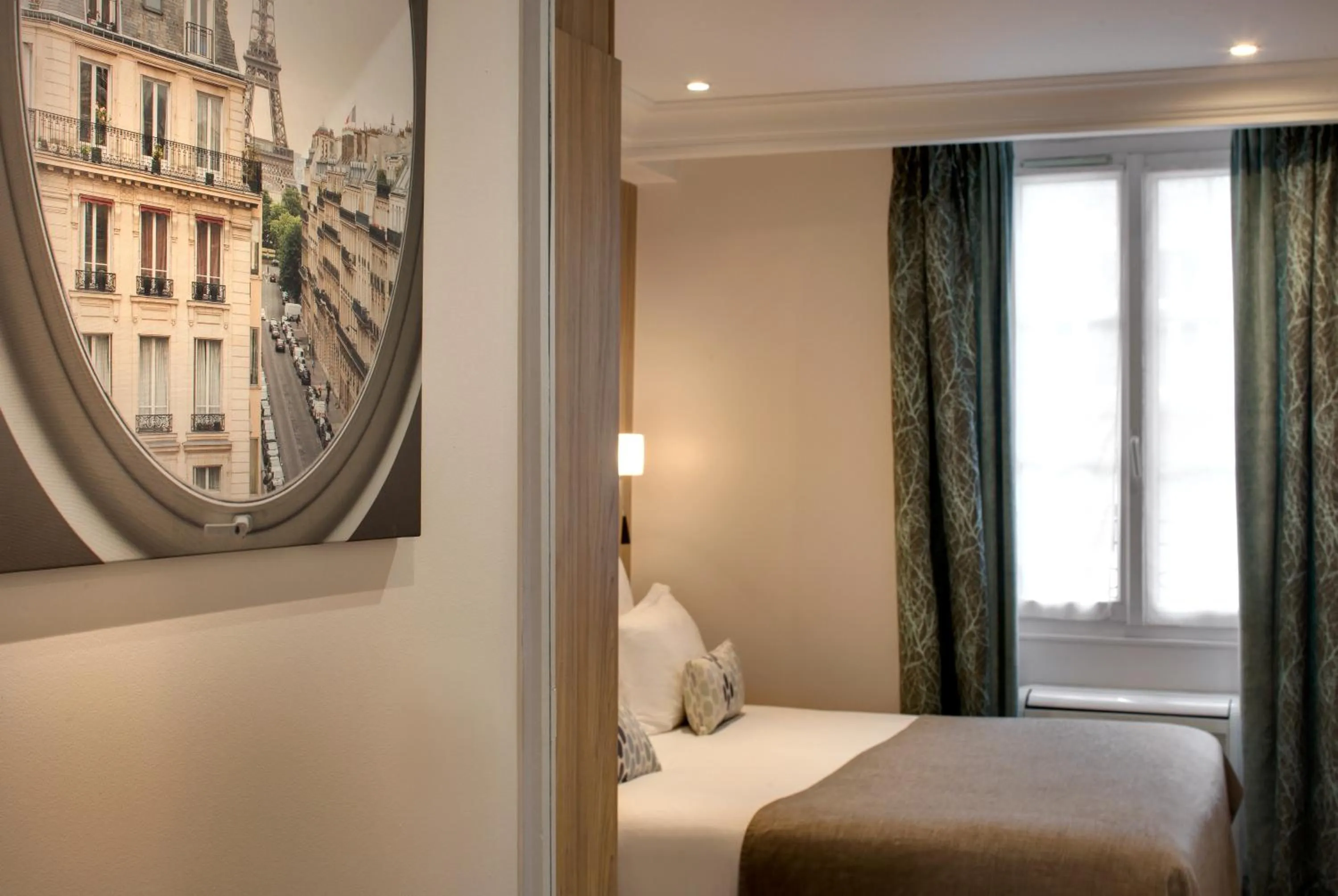 Photo of the whole room, Bed in Serotel Suites Opera