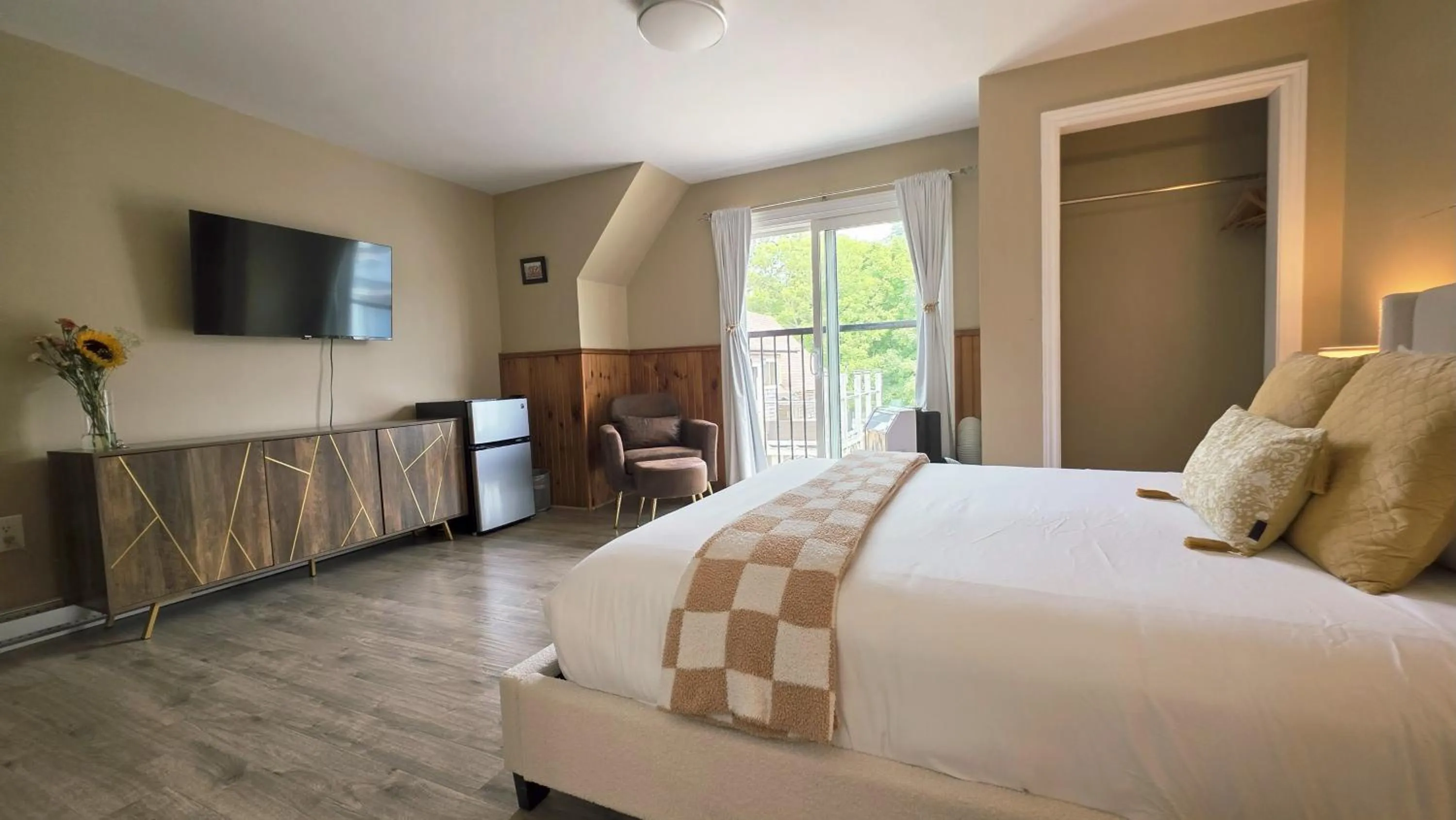 Photo of the whole room, Bed in Albert's