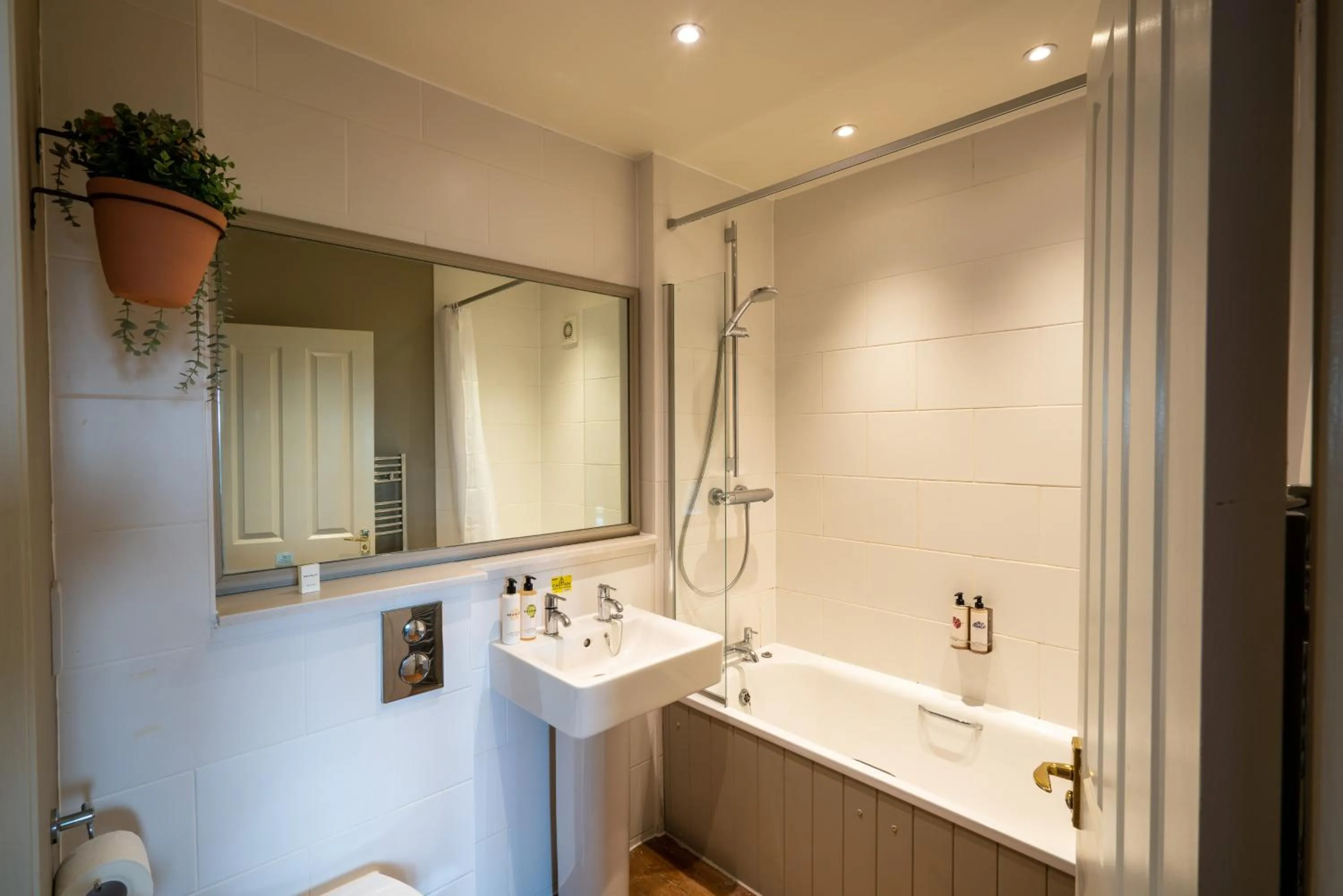 Bathroom in Crown Inn at Tolldown