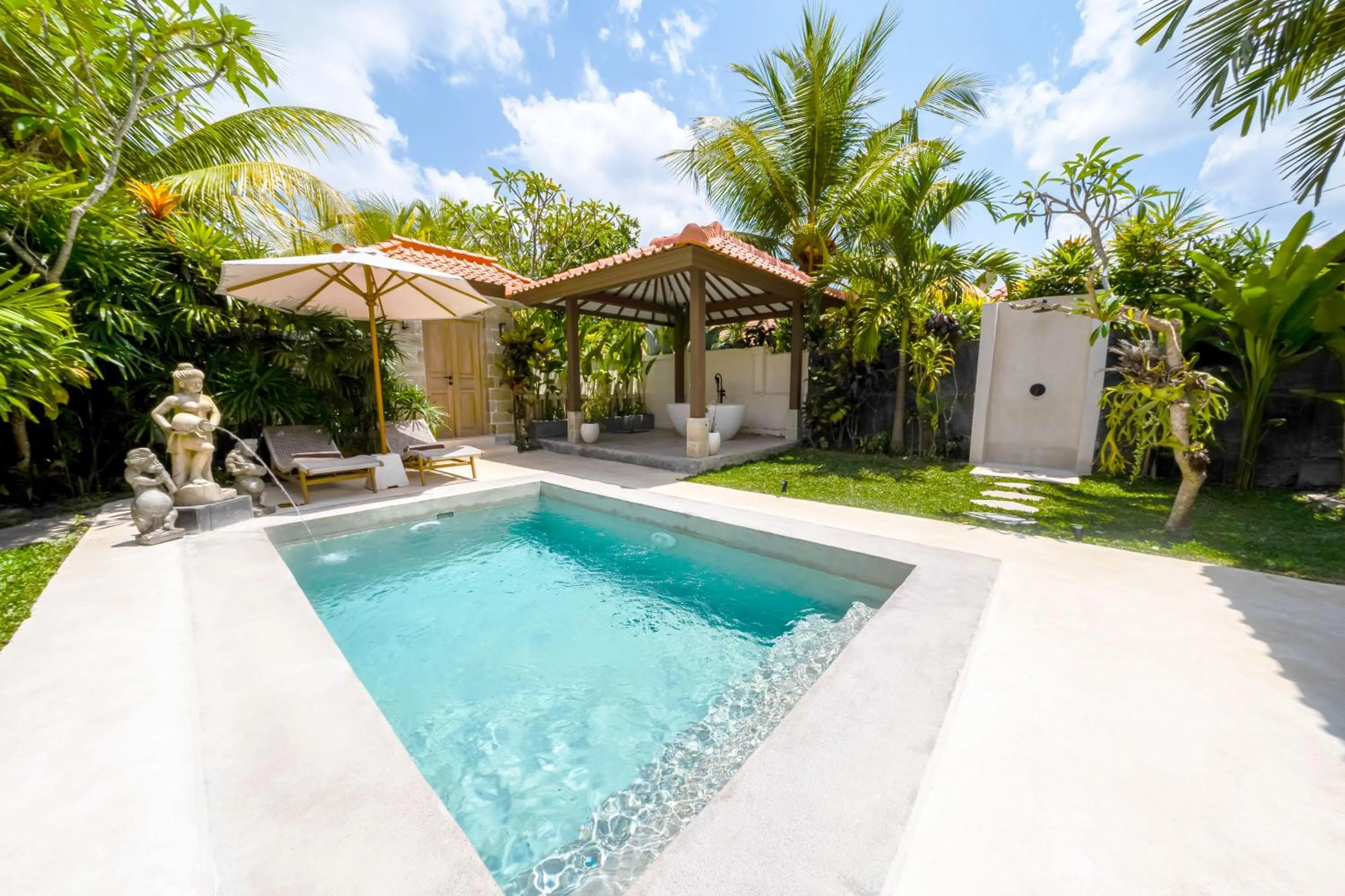 Patio in Nyaman Villas by EVDEkimi - Romantic escape among rice fields with Pool, Terrace - Long stay extras