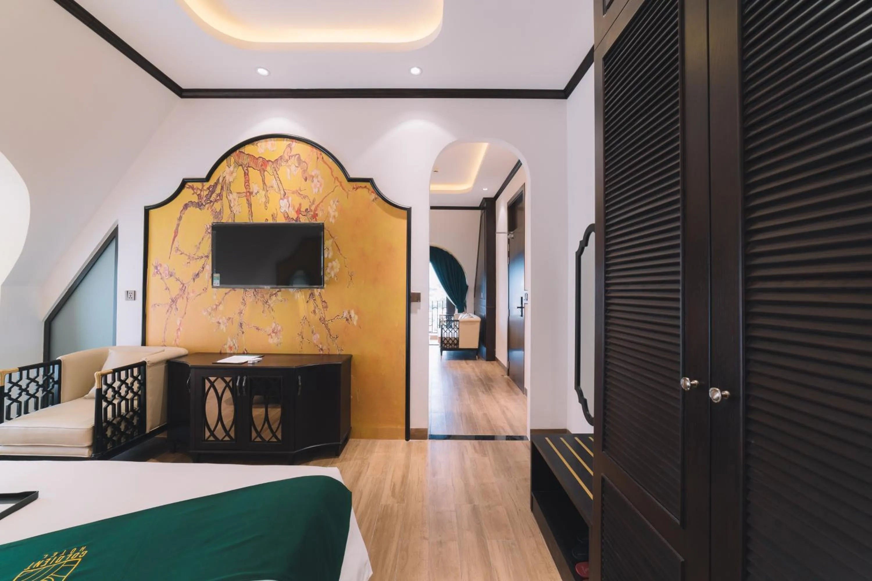 Shower, Bed in Goldient Boutique Hotel