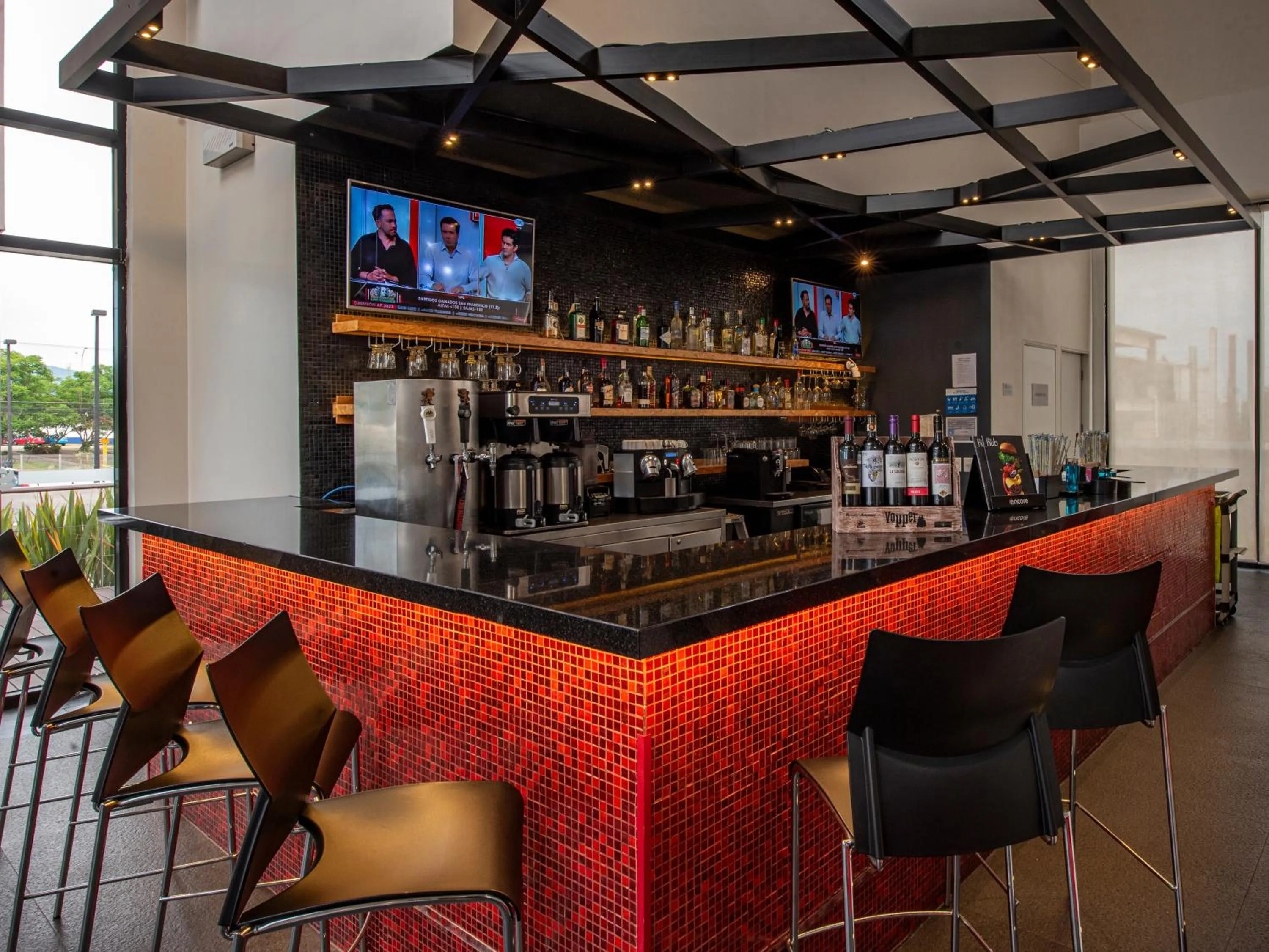 Lounge or bar in Ramada Encore by Wyndham Queretaro