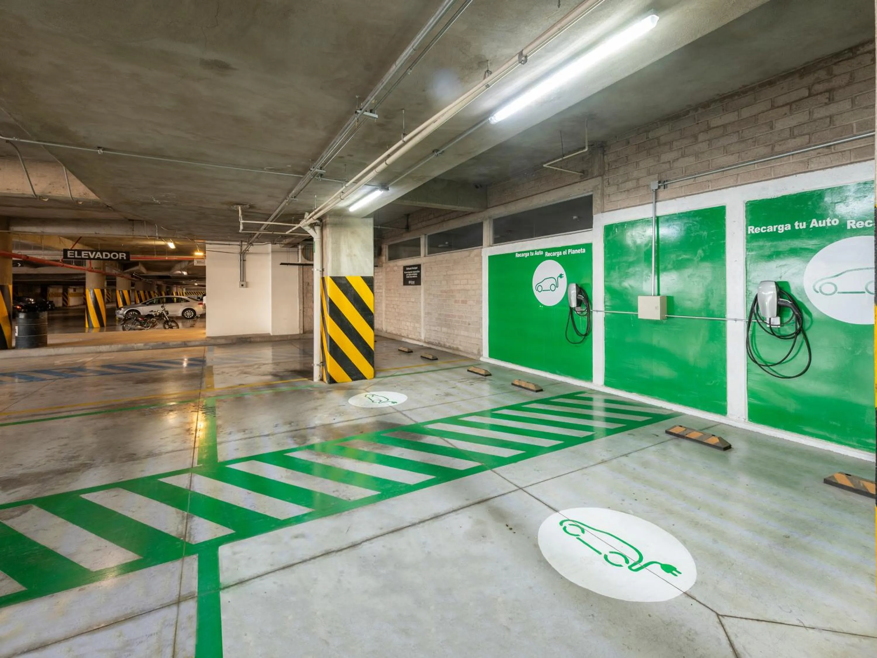 Parking in Ramada Encore by Wyndham Queretaro