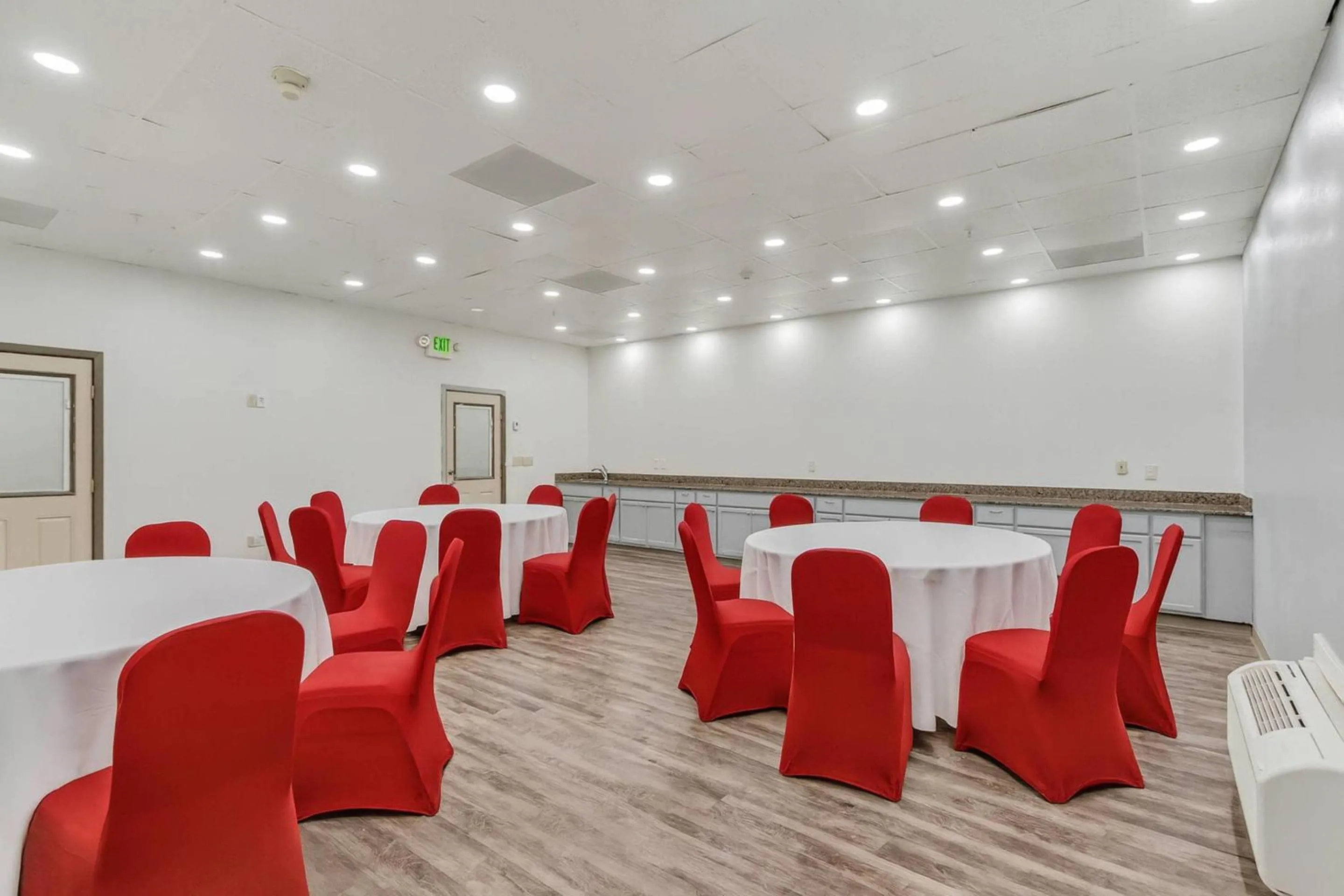 Meeting/conference room in Suburban Studios Salt Lake City Airport