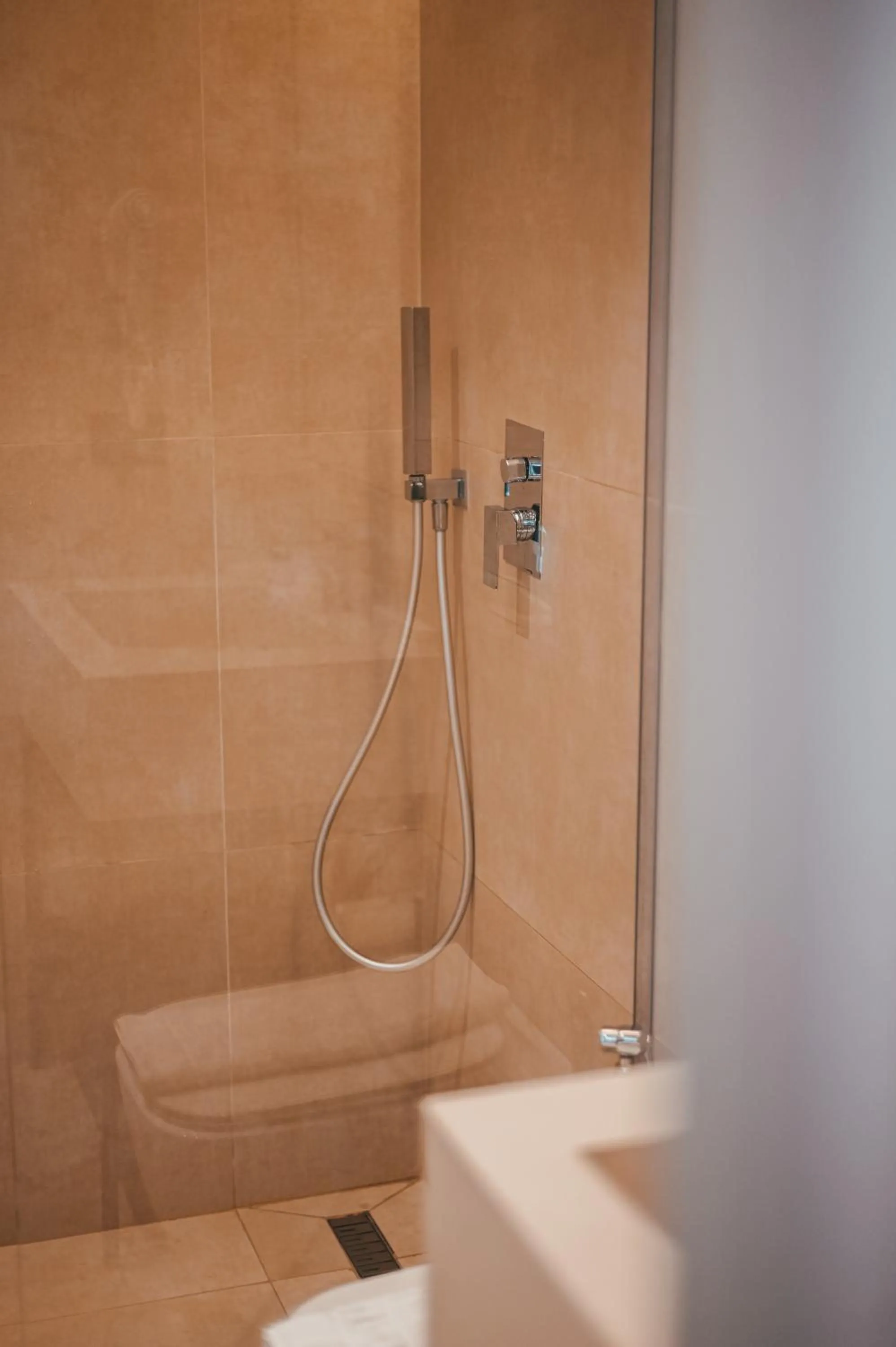 Shower in La Onda Hotel Durres