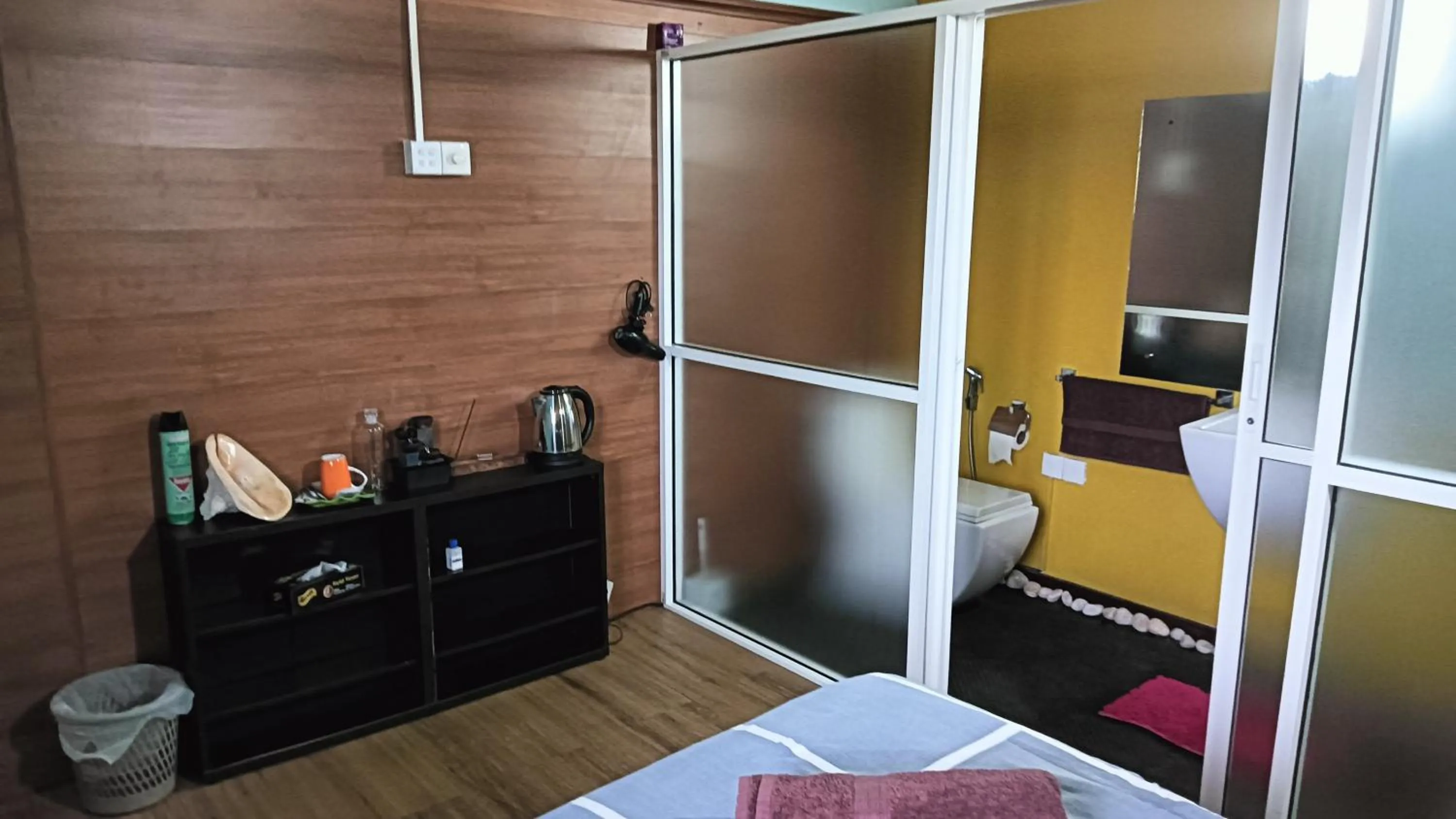 Shower, Bed in Palms Villa