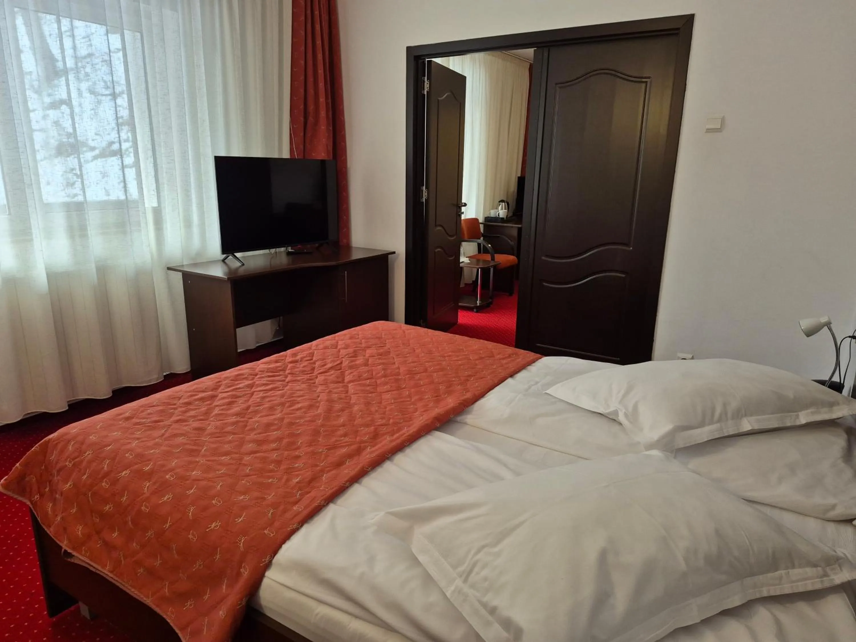 Photo of the whole room, Bed in Cristal Sinaia