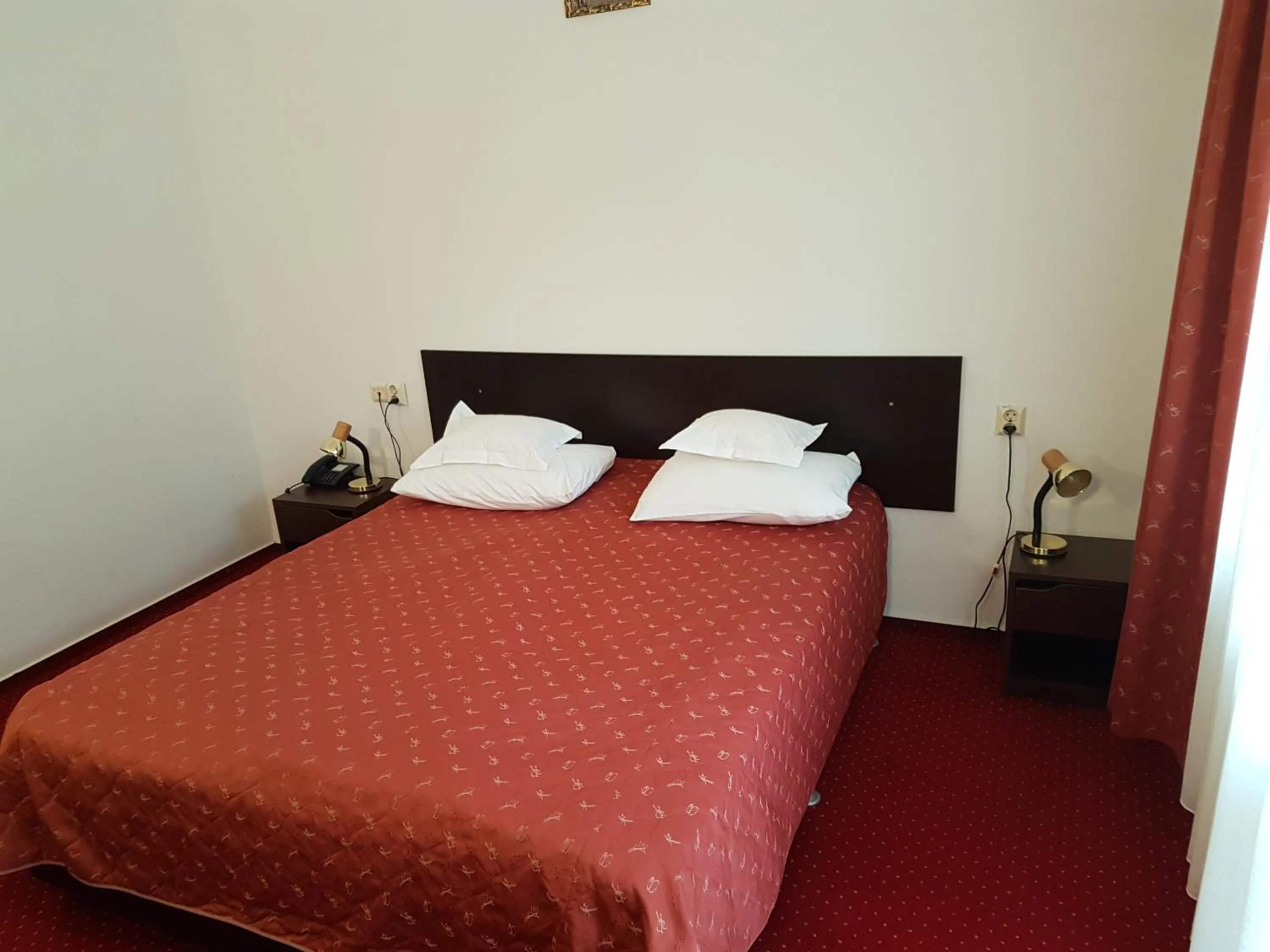 Photo of the whole room, Bed in Cristal Sinaia