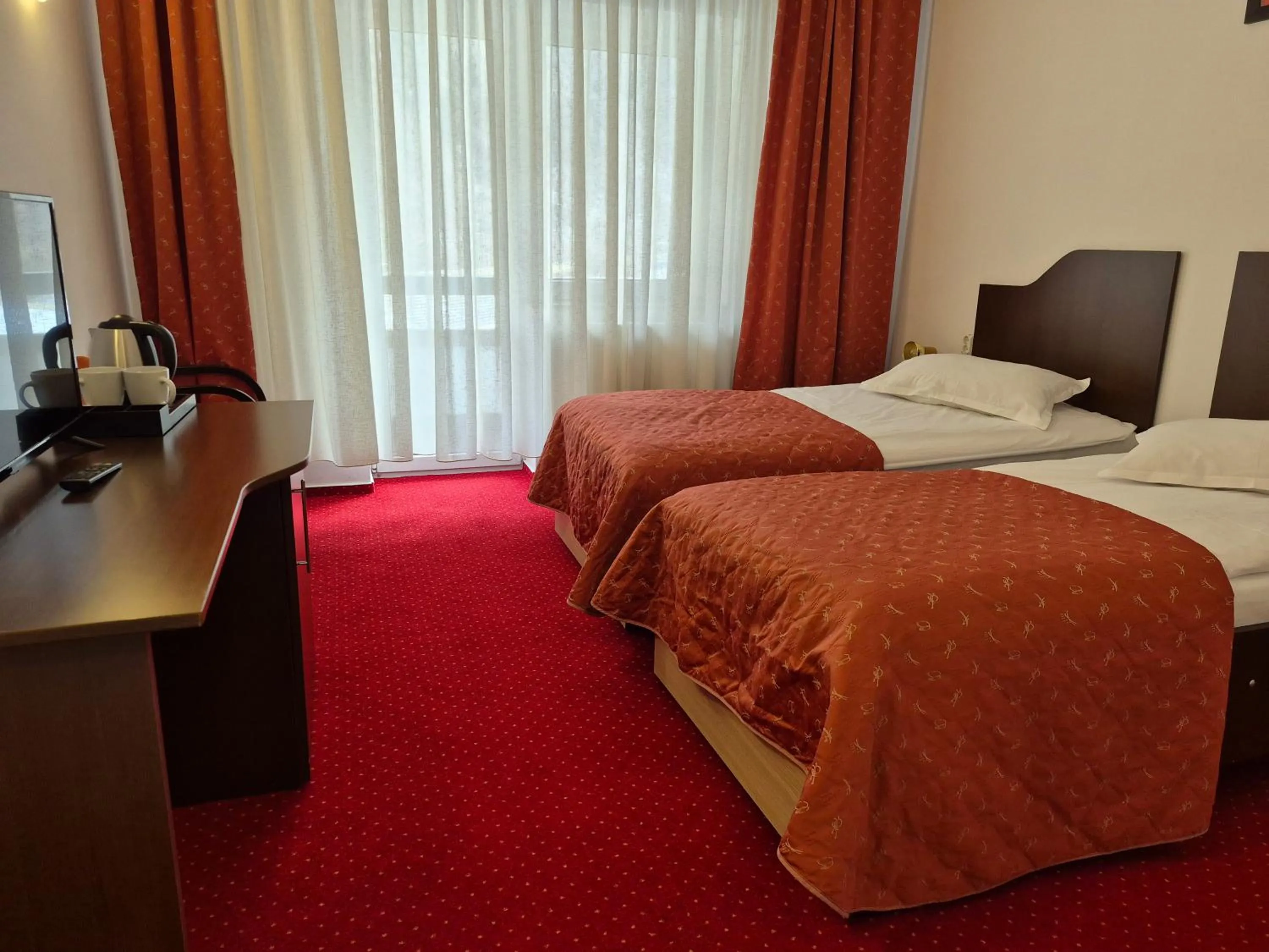 Photo of the whole room, Bed in Cristal Sinaia