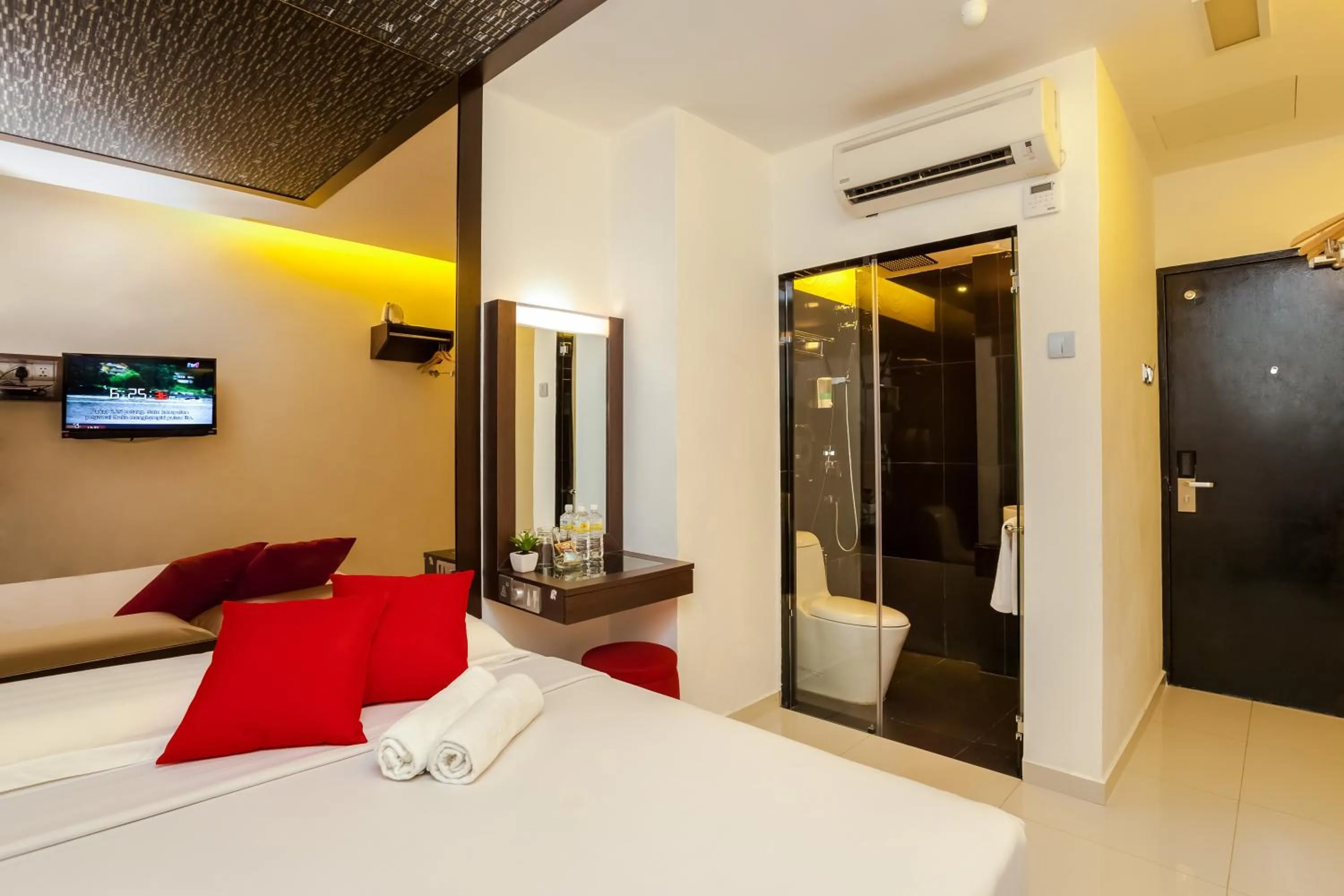 Shower, Bed in Time Hotel Sunway