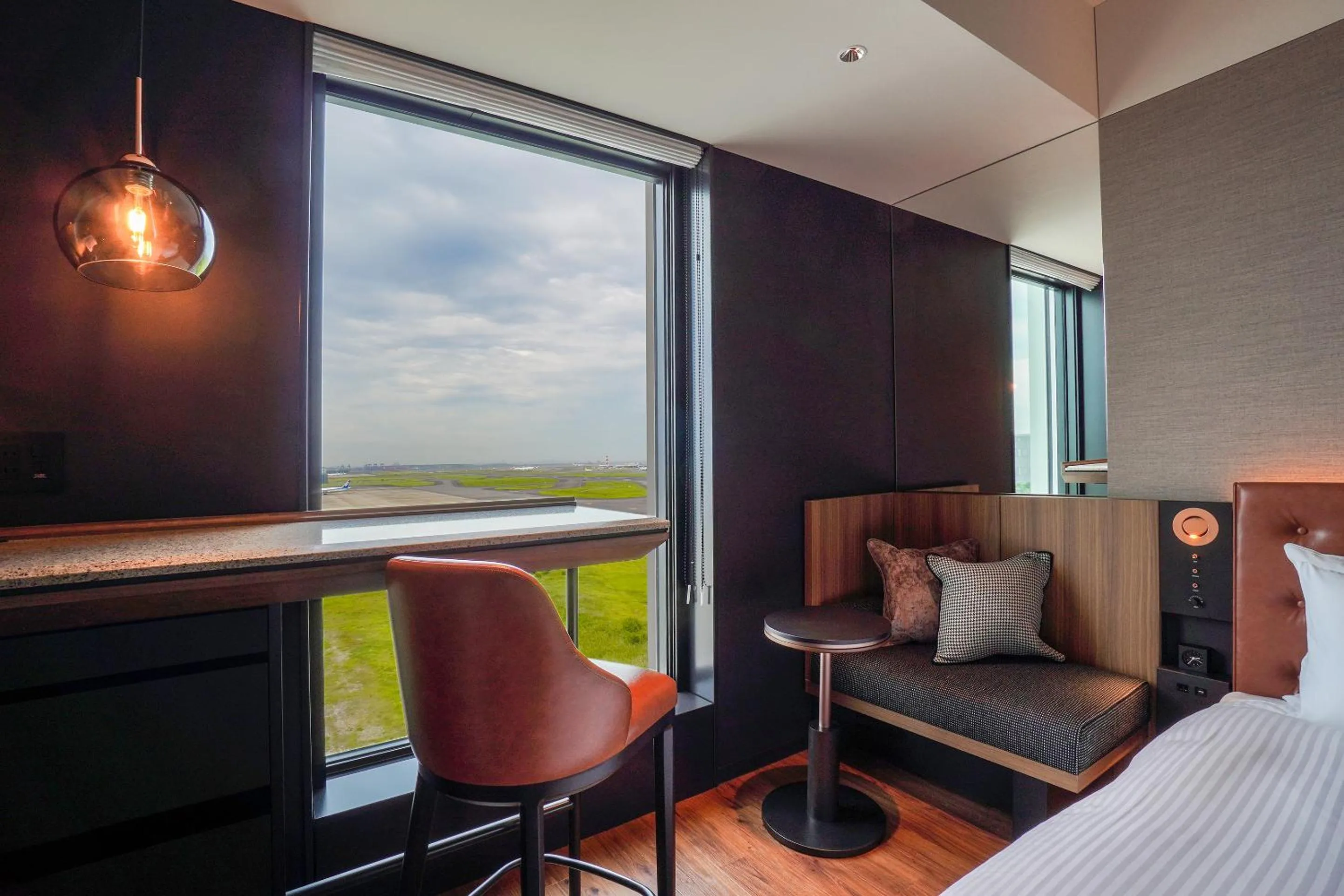 Seating area, Bed in Hotel Metropolitan Tokyo Haneda