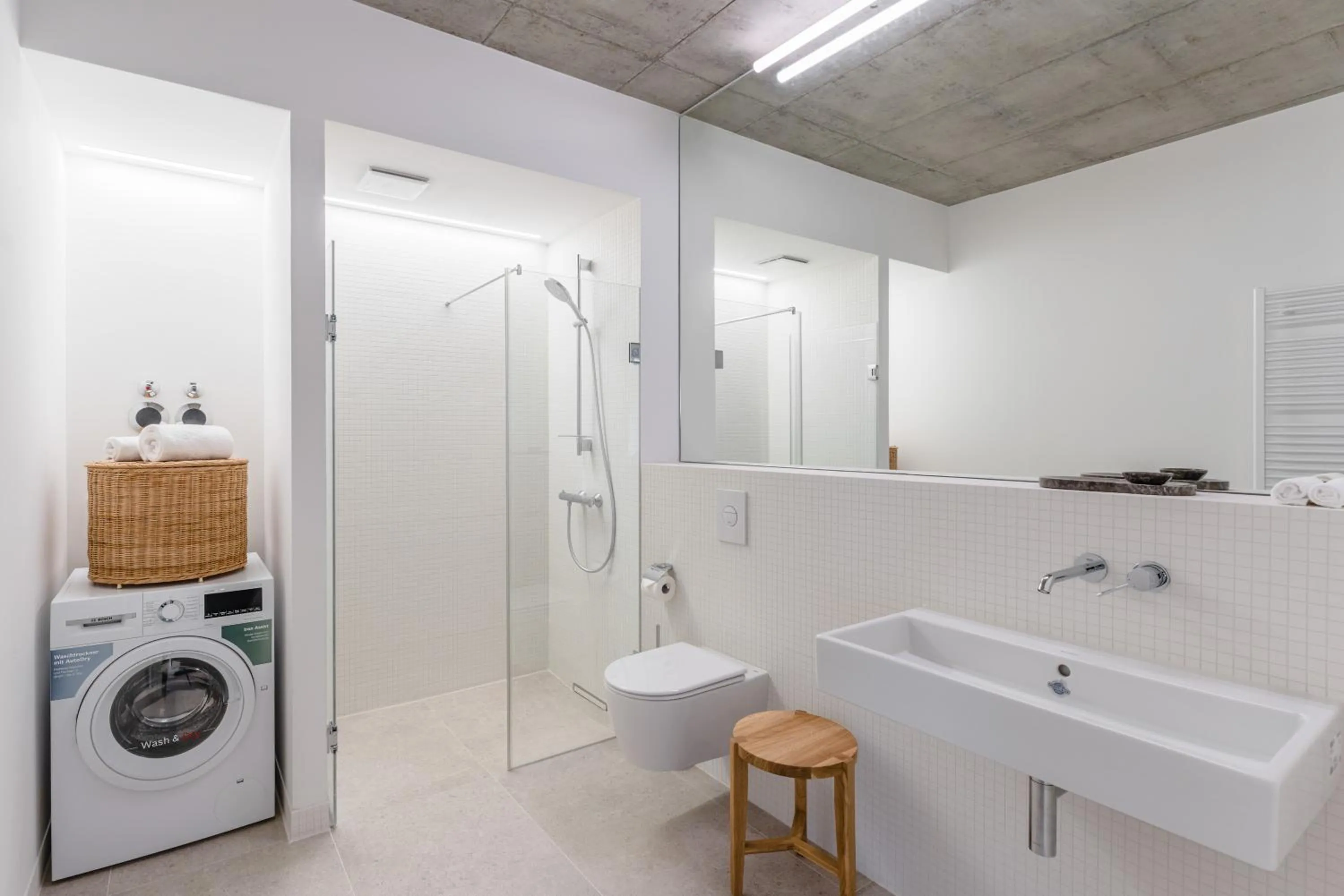 Shower in Carlotta Apartments