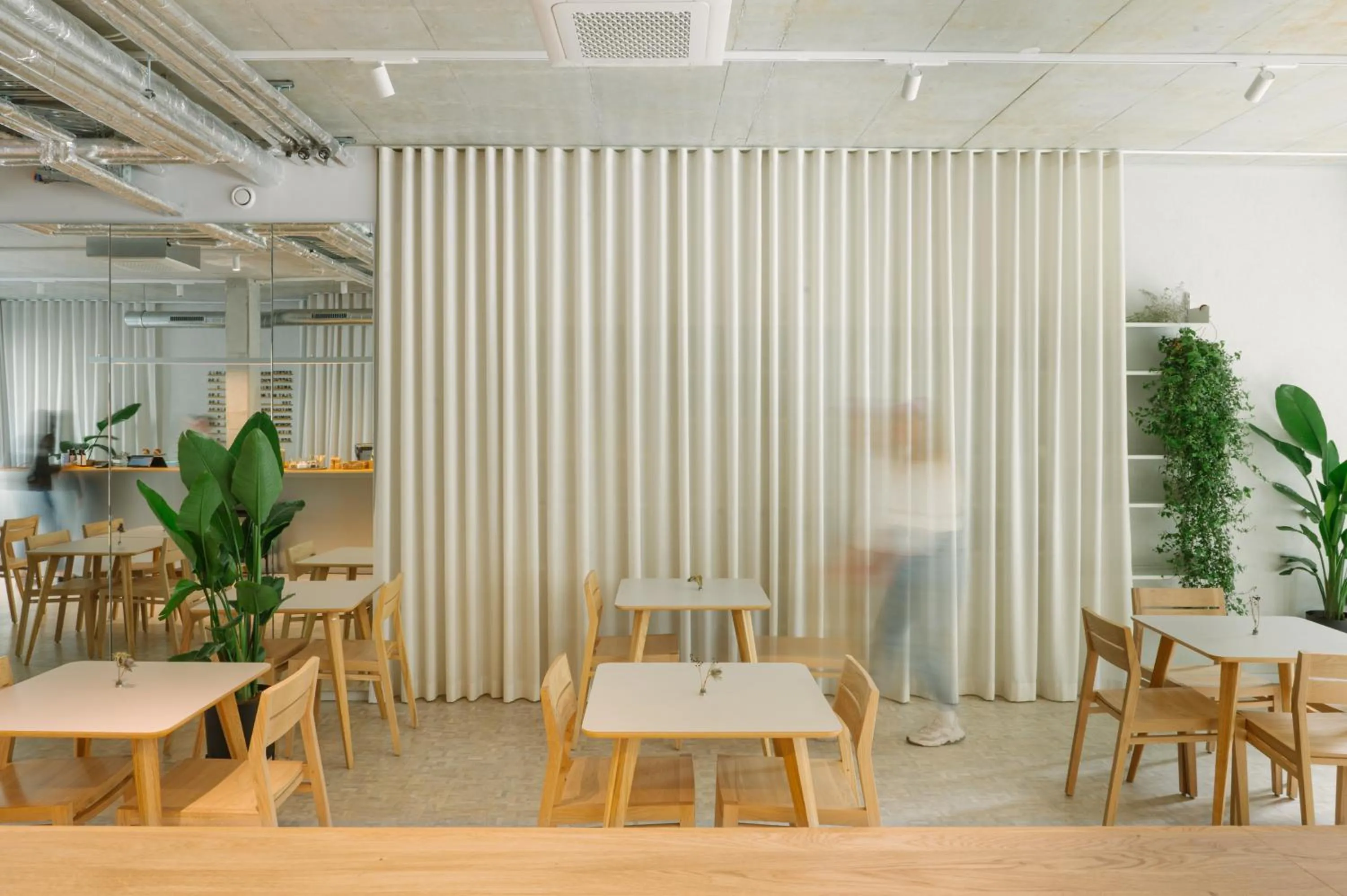 Restaurant/places to eat in Carlotta Apartments