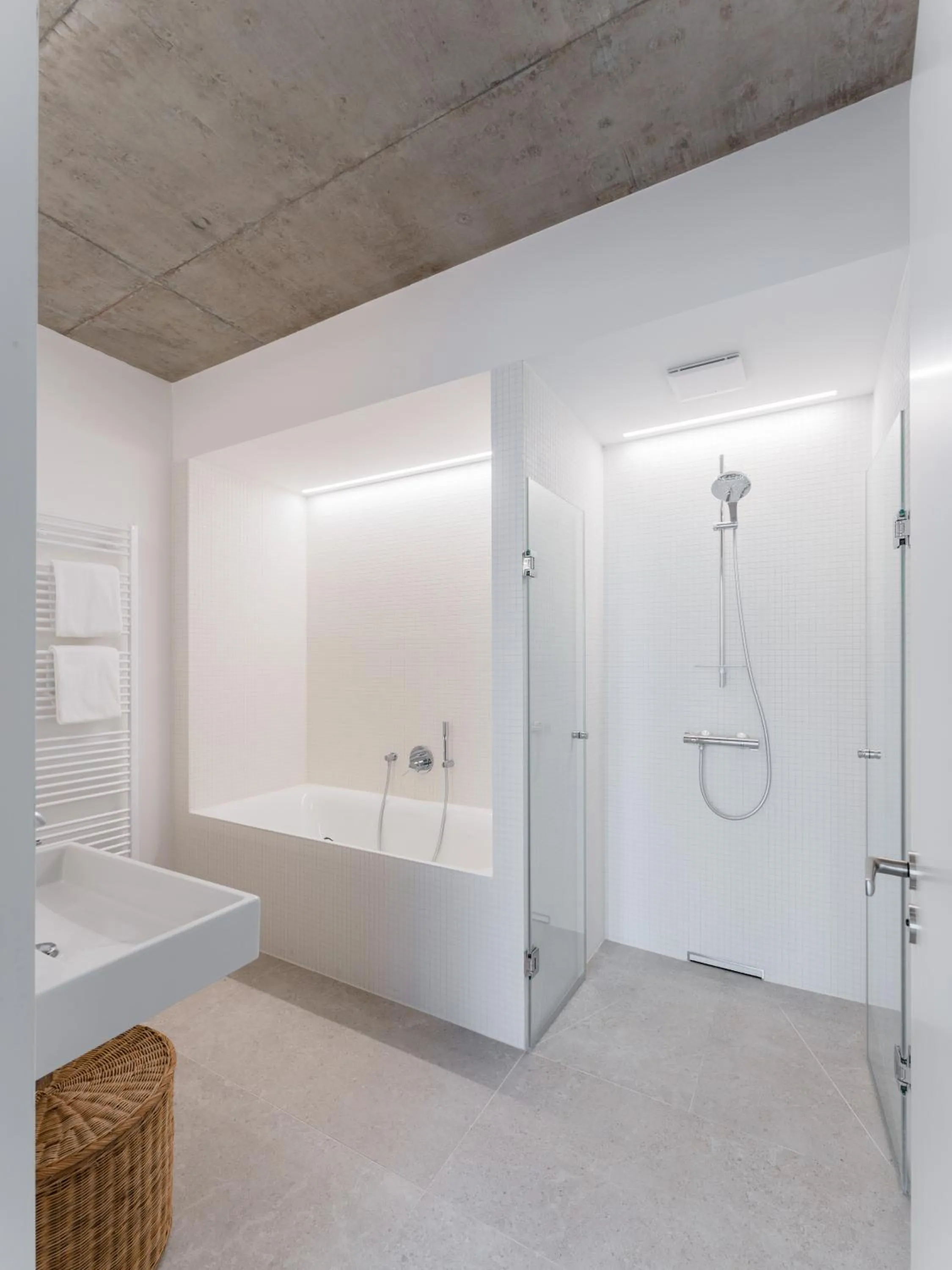 Shower in Carlotta Apartments
