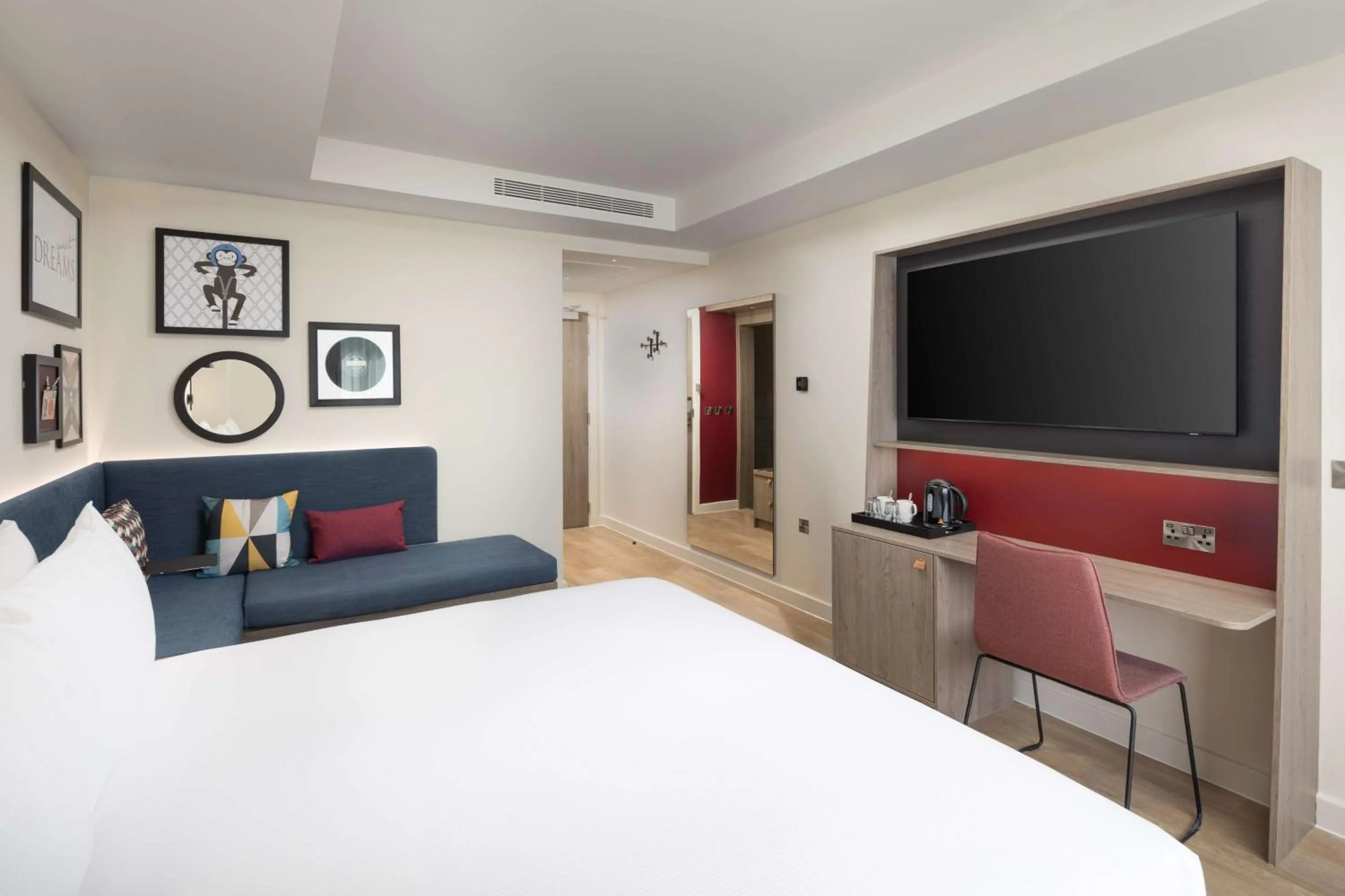 Bedroom, Bed in Hampton By Hilton London City