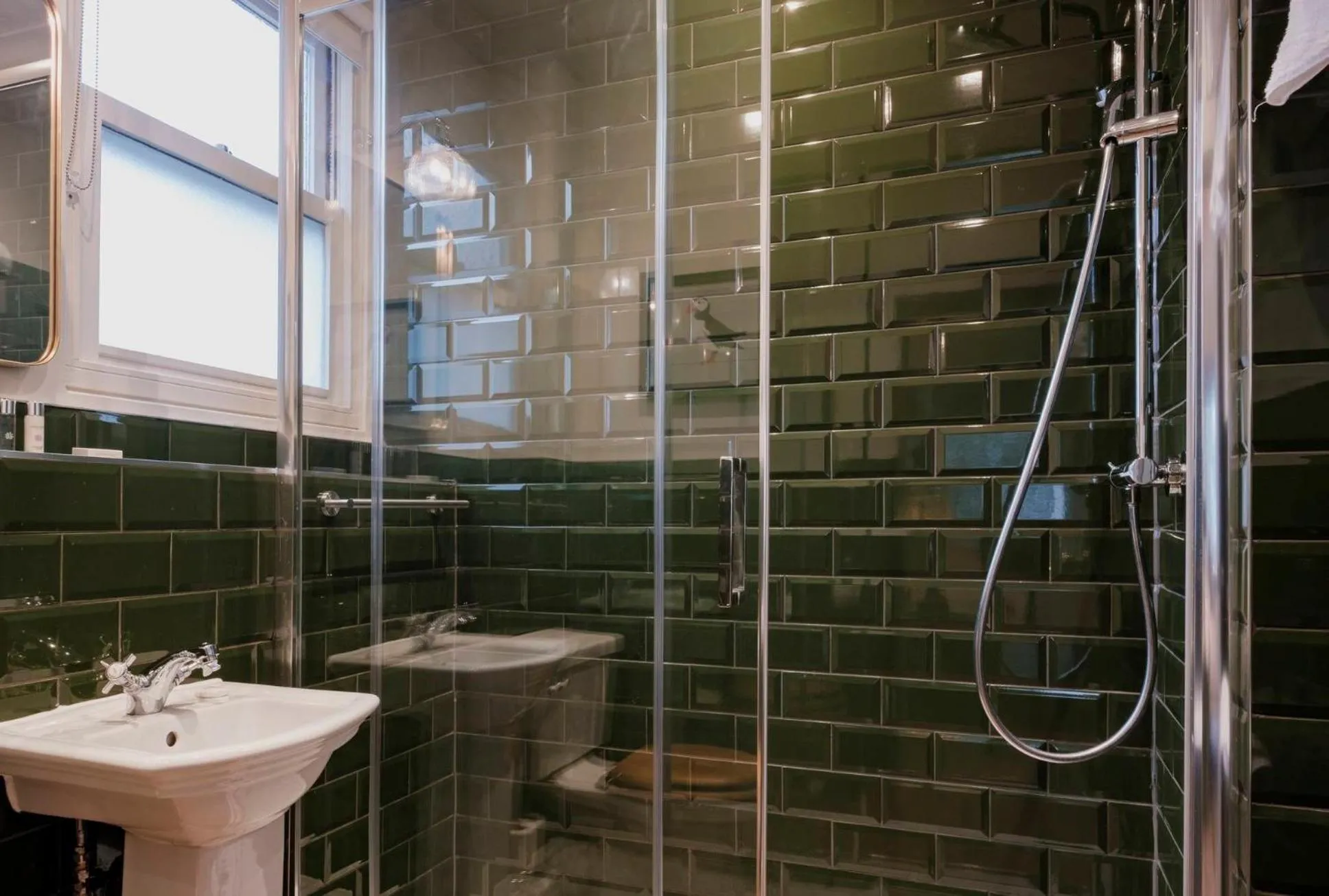 Bathroom in Fisherman's Haunt Hotel