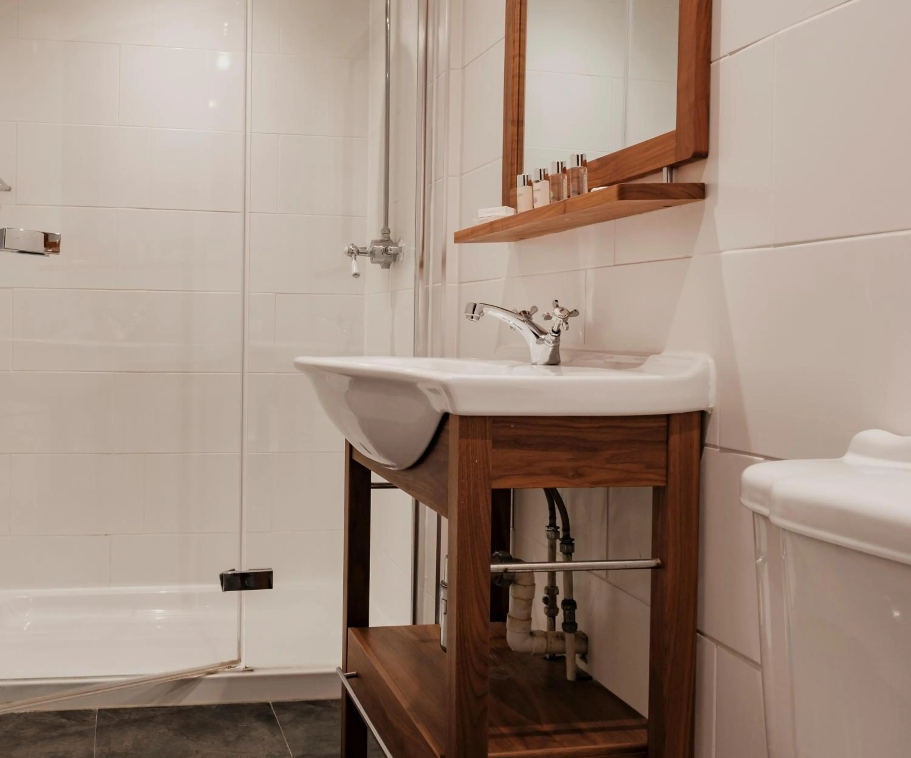 Bathroom in Fisherman's Haunt Hotel