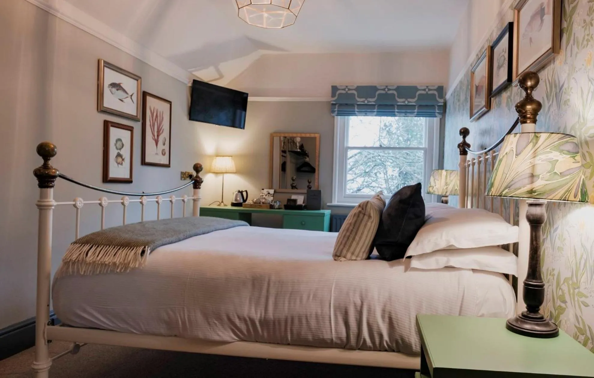 Bed in Fisherman's Haunt Hotel