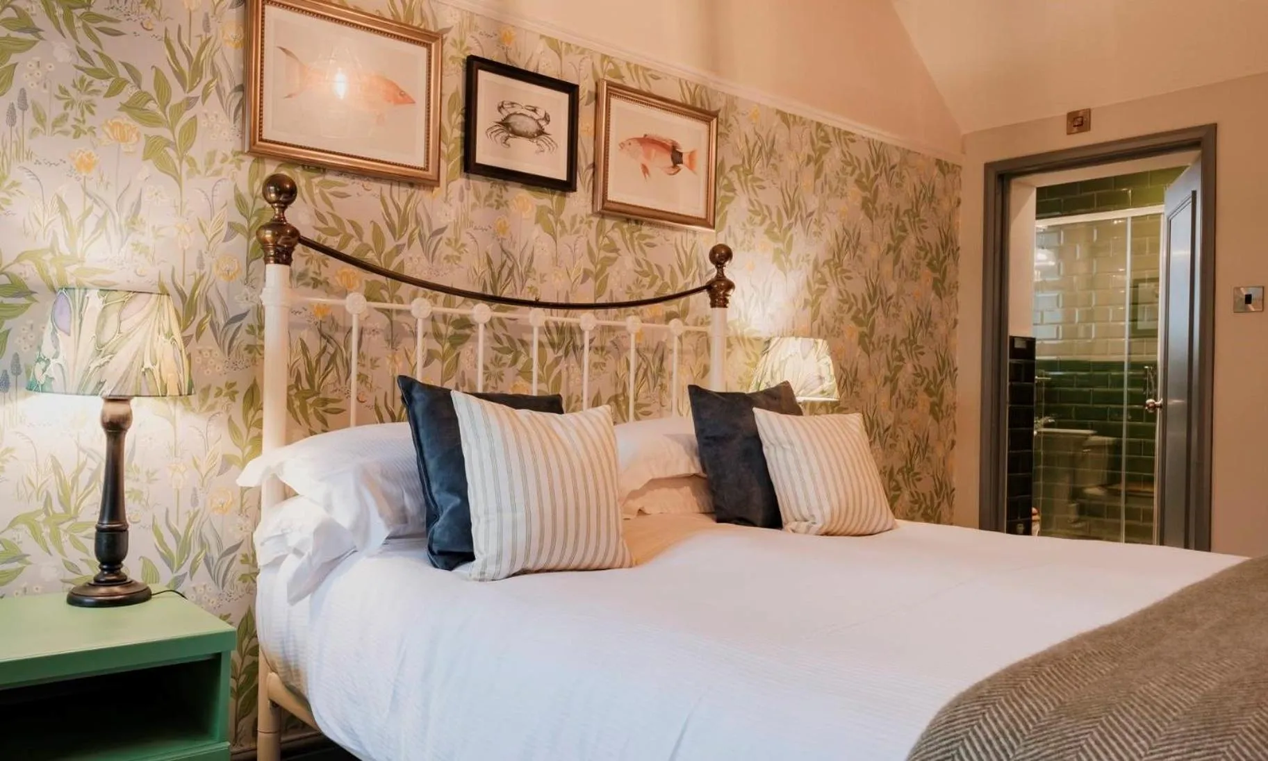 Bed in Fisherman's Haunt Hotel