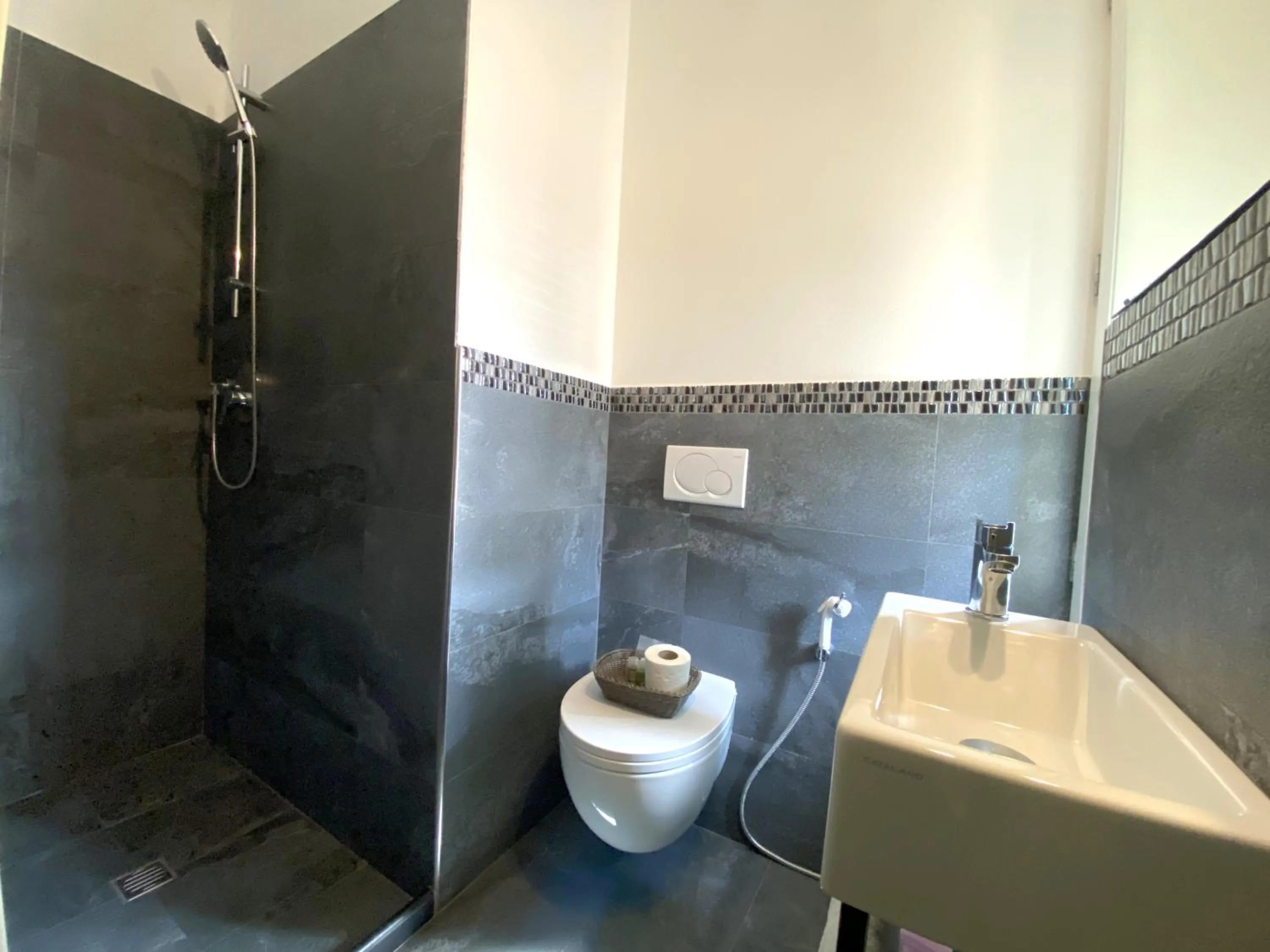 Shower in Pensione Sorriso