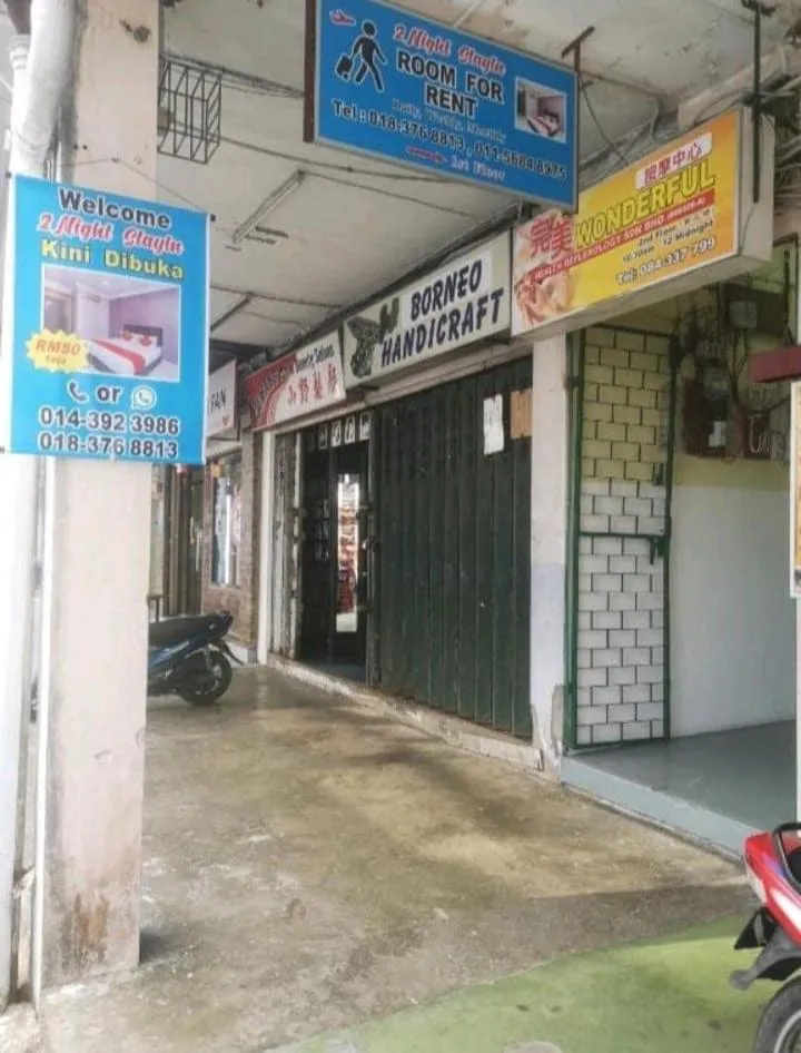 Facade/entrance in SPOT ON 90808 night Stayin2