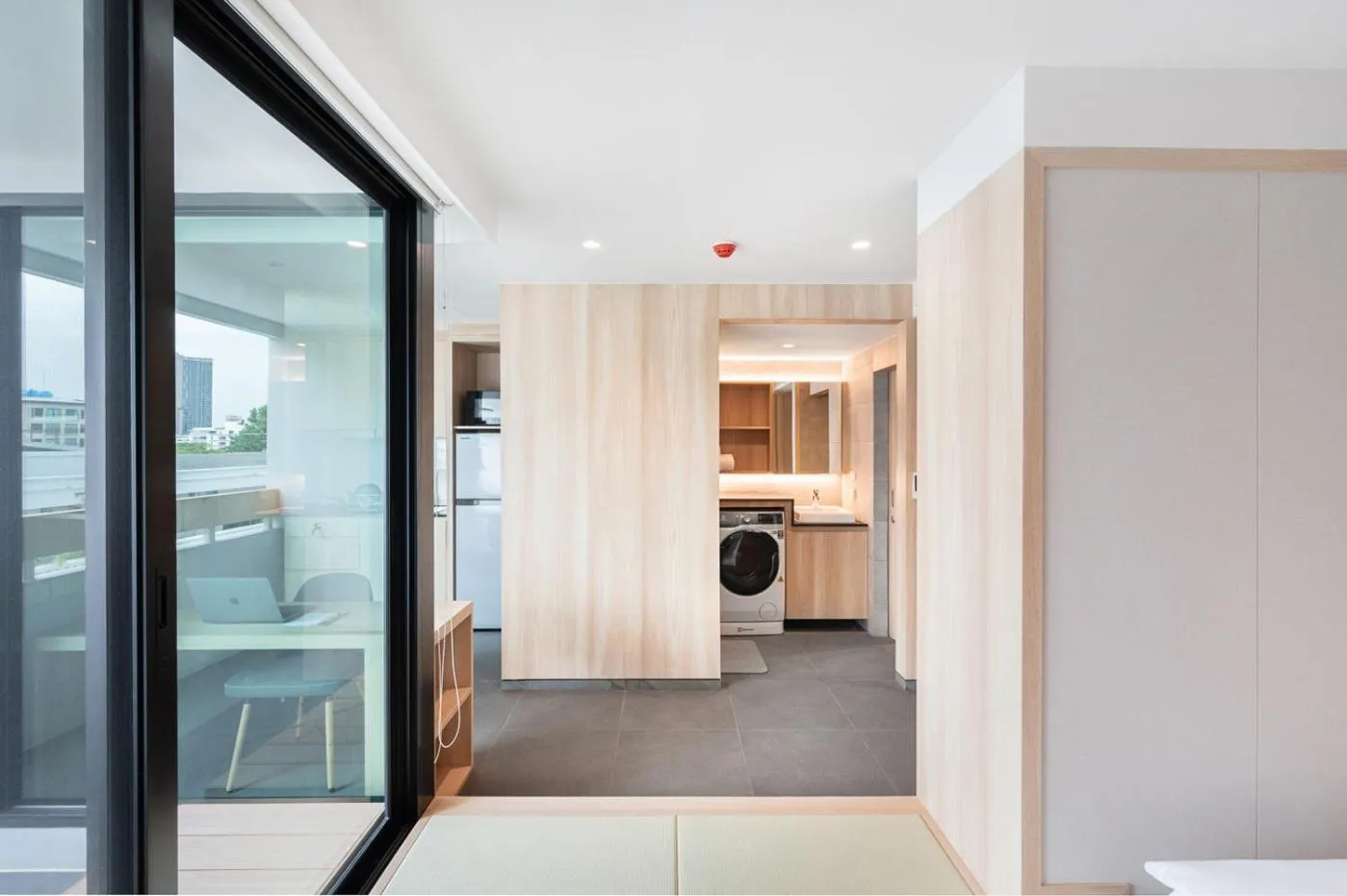 Kitchen or kitchenette in LiveZen Bangkok Sukhumvit