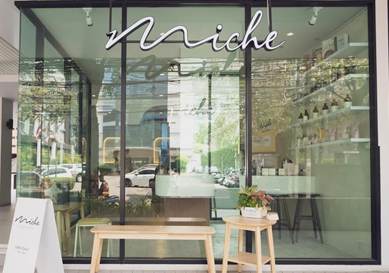 Restaurant/places to eat in LiveZen Bangkok Sukhumvit