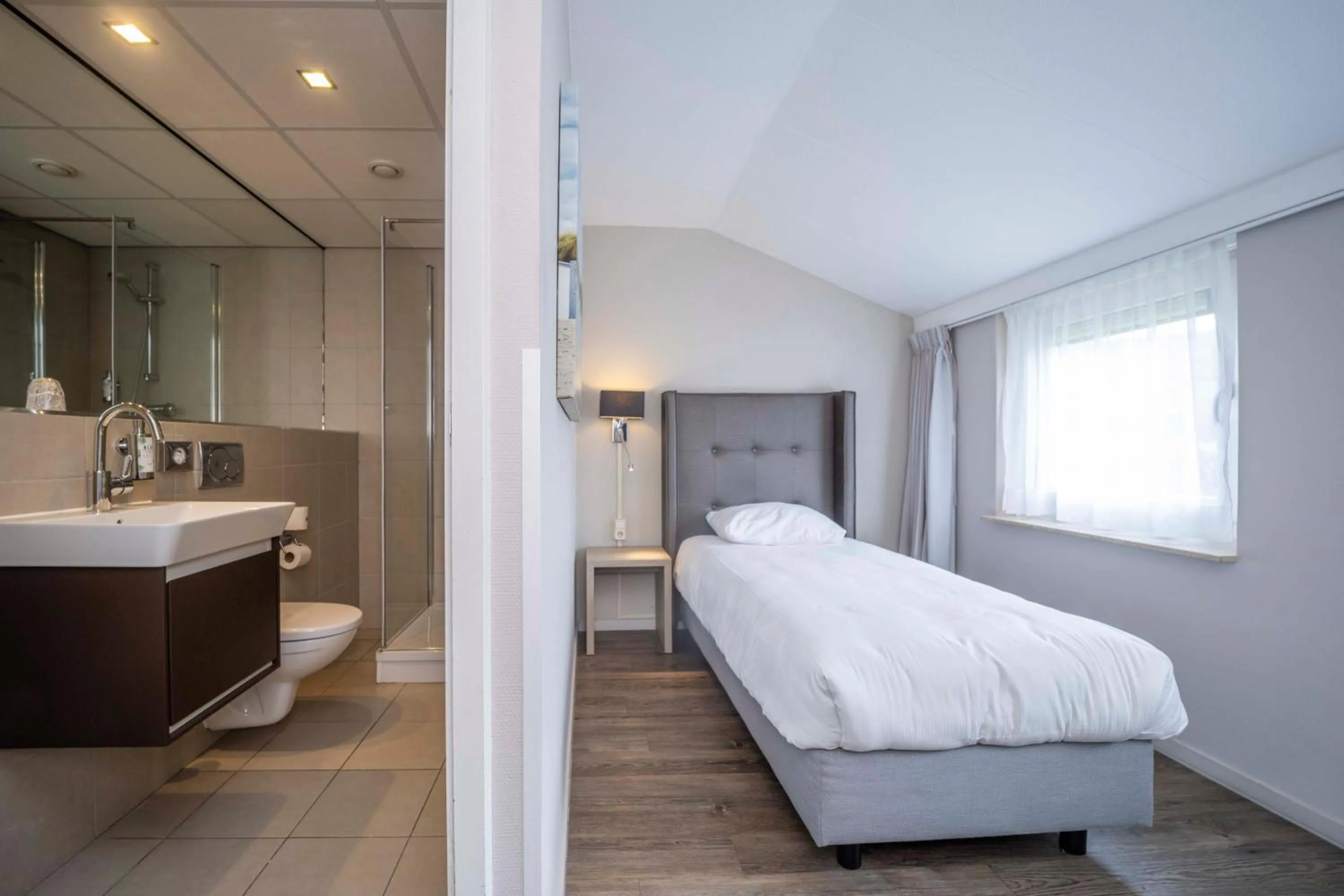 Bedroom, Bed in Fletcher Zuiderduin Beachhotel