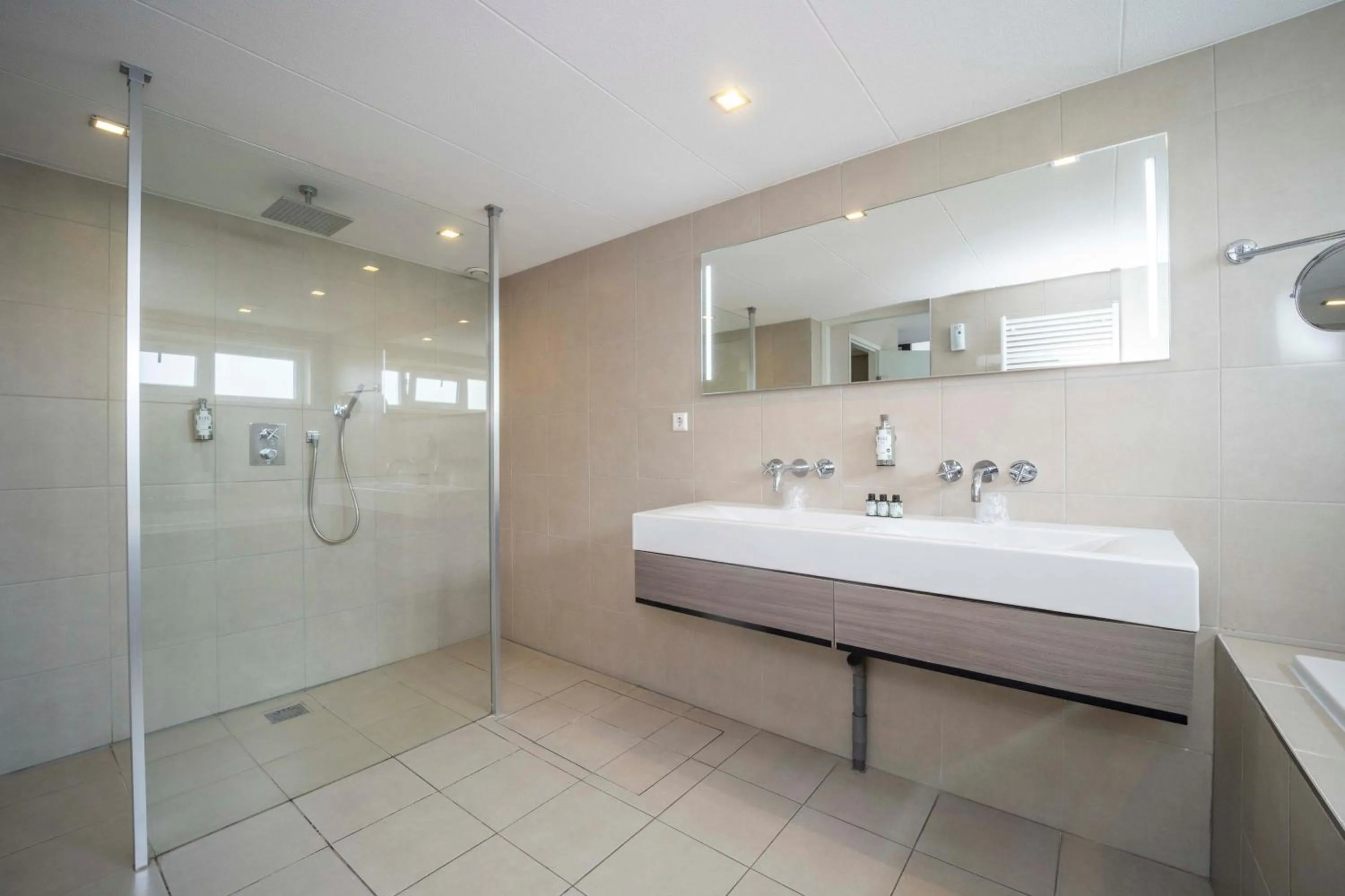 Shower in Fletcher Zuiderduin Beachhotel