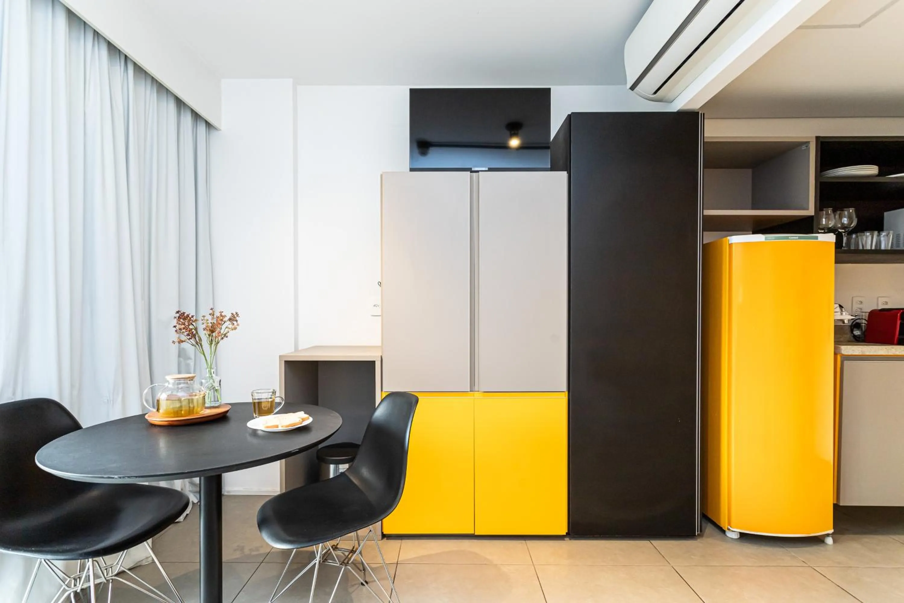 Seating area in KASA by Viva - Prédio completo ao lado da Faria Lima