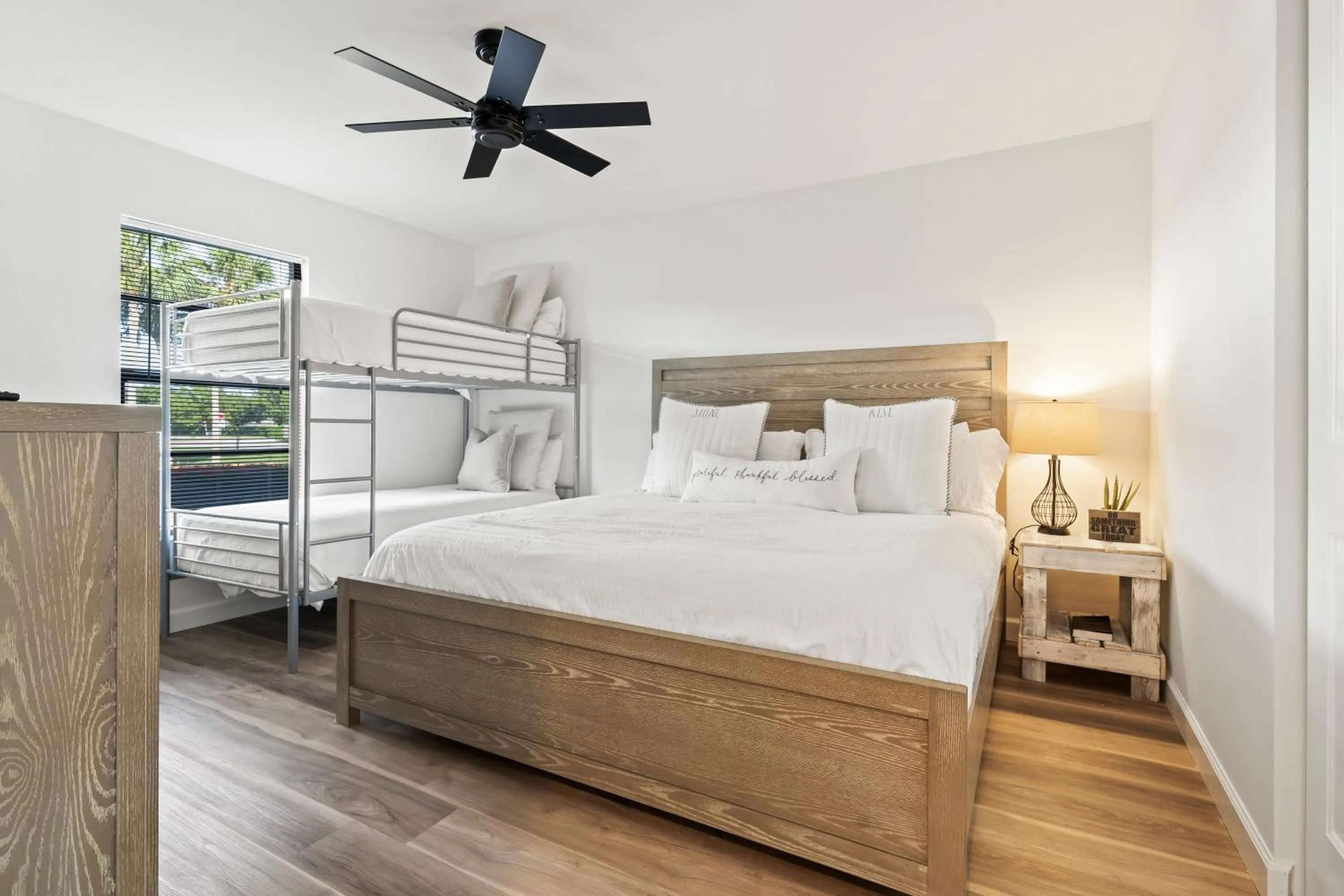 Bedroom, Bed in Park Shore Resort