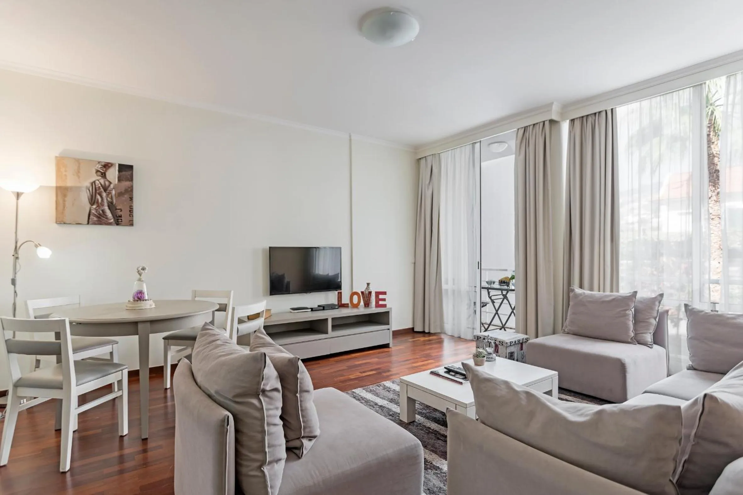 TV and multimedia in Achada I by An Island Apart