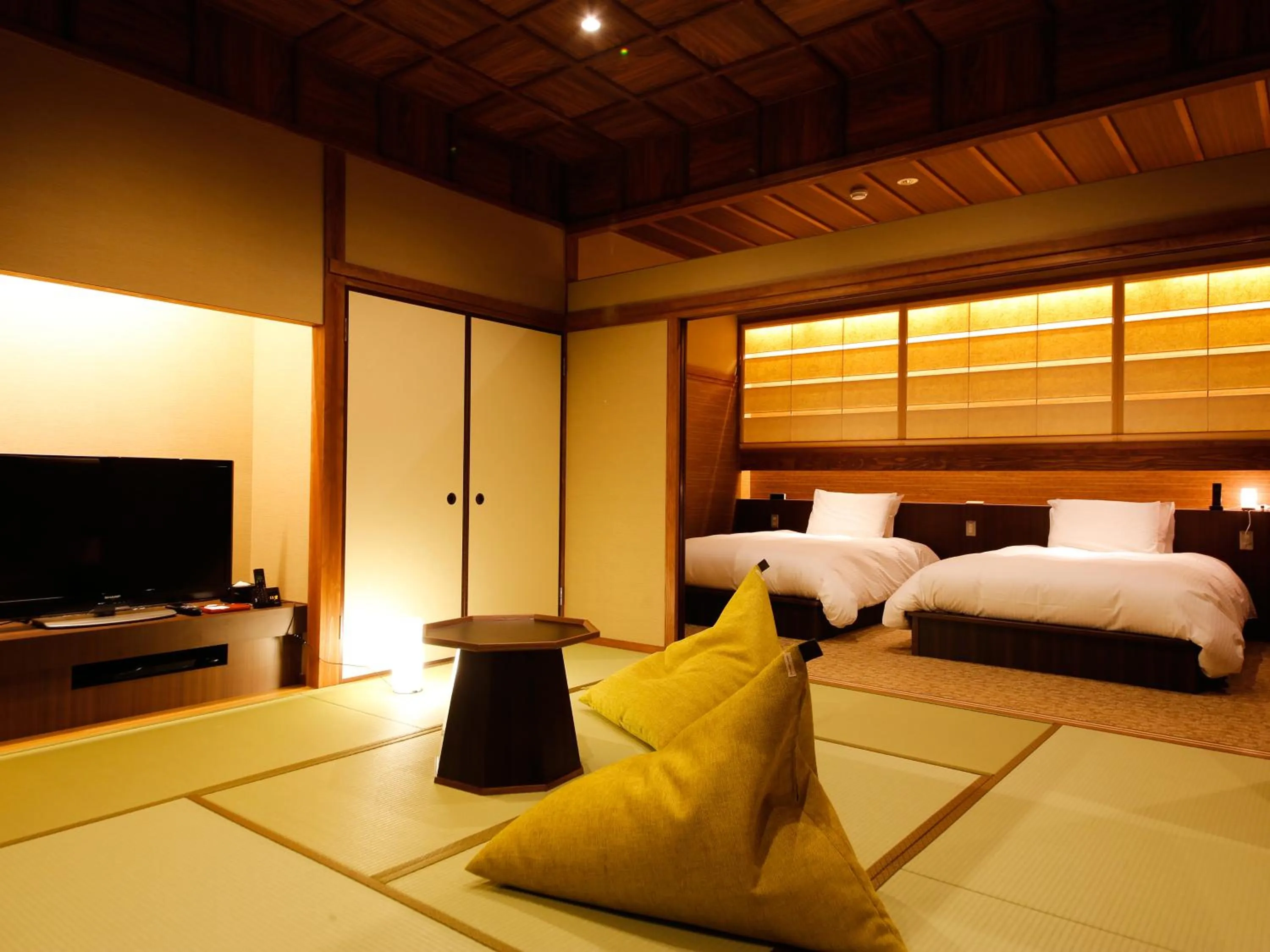 Living room, Bed in Awaji Hamarikyu