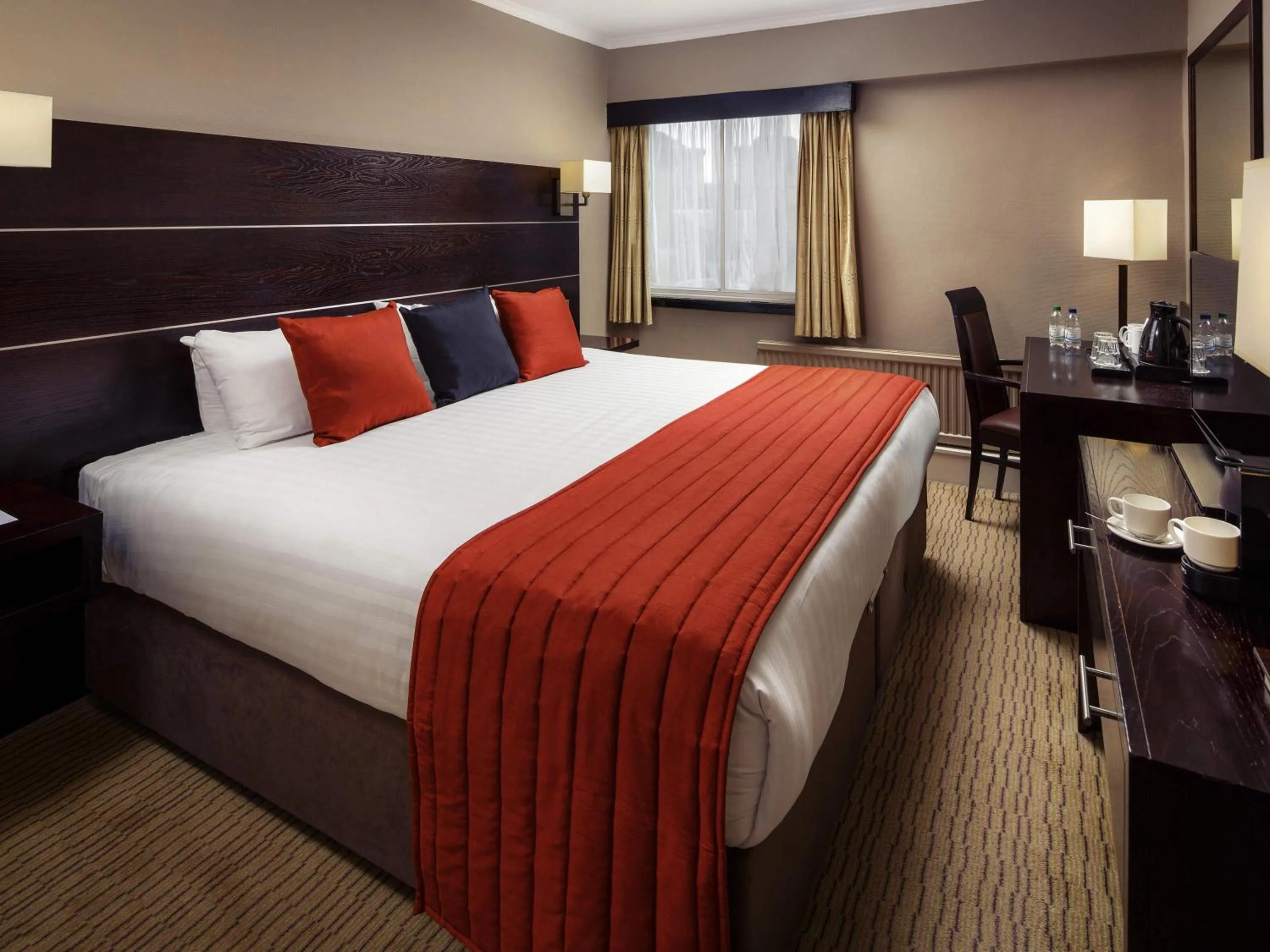 Bedroom, Bed in Mercure Glasgow City Hotel