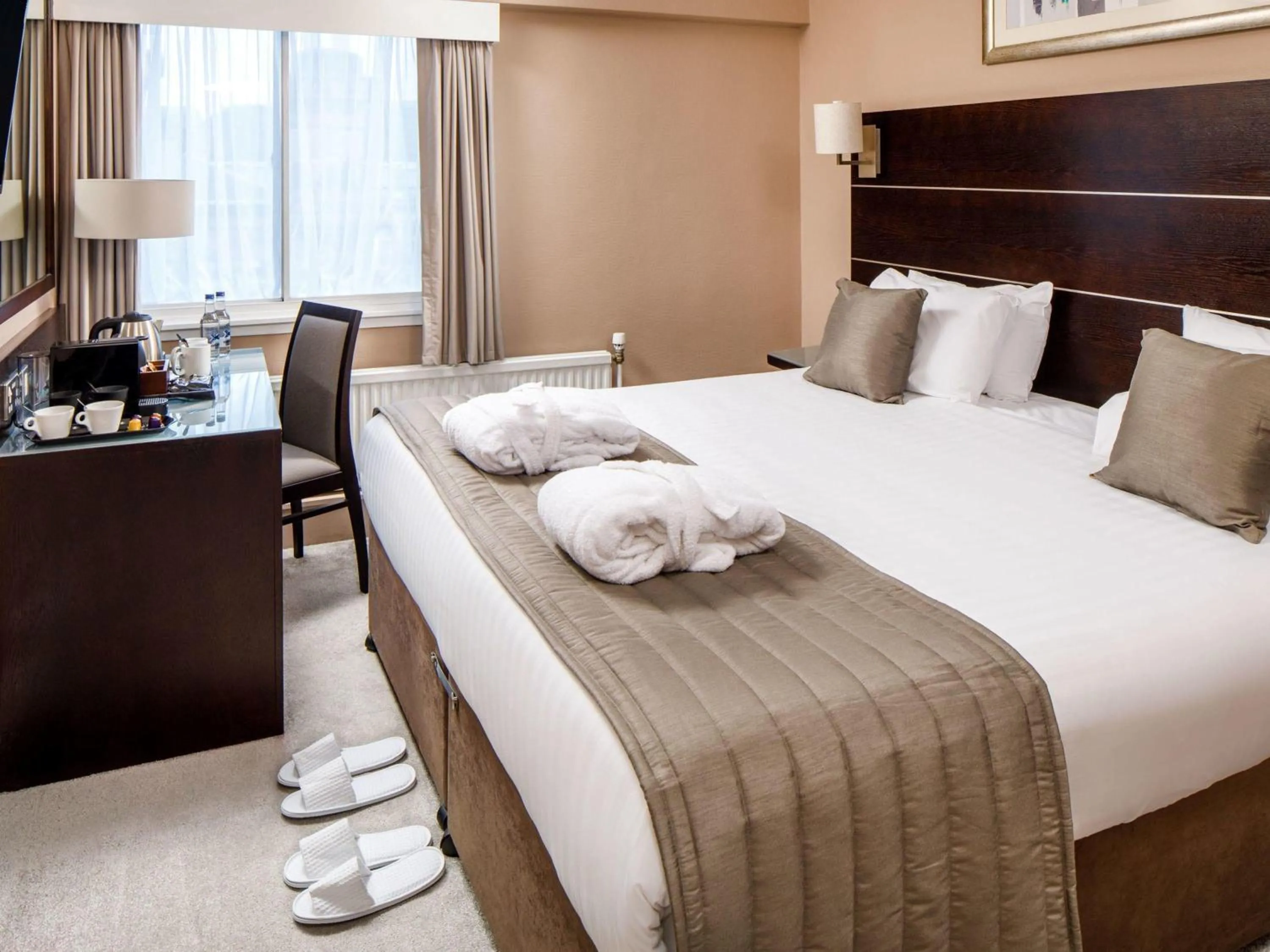 Bedroom, Bed in Mercure Glasgow City Hotel