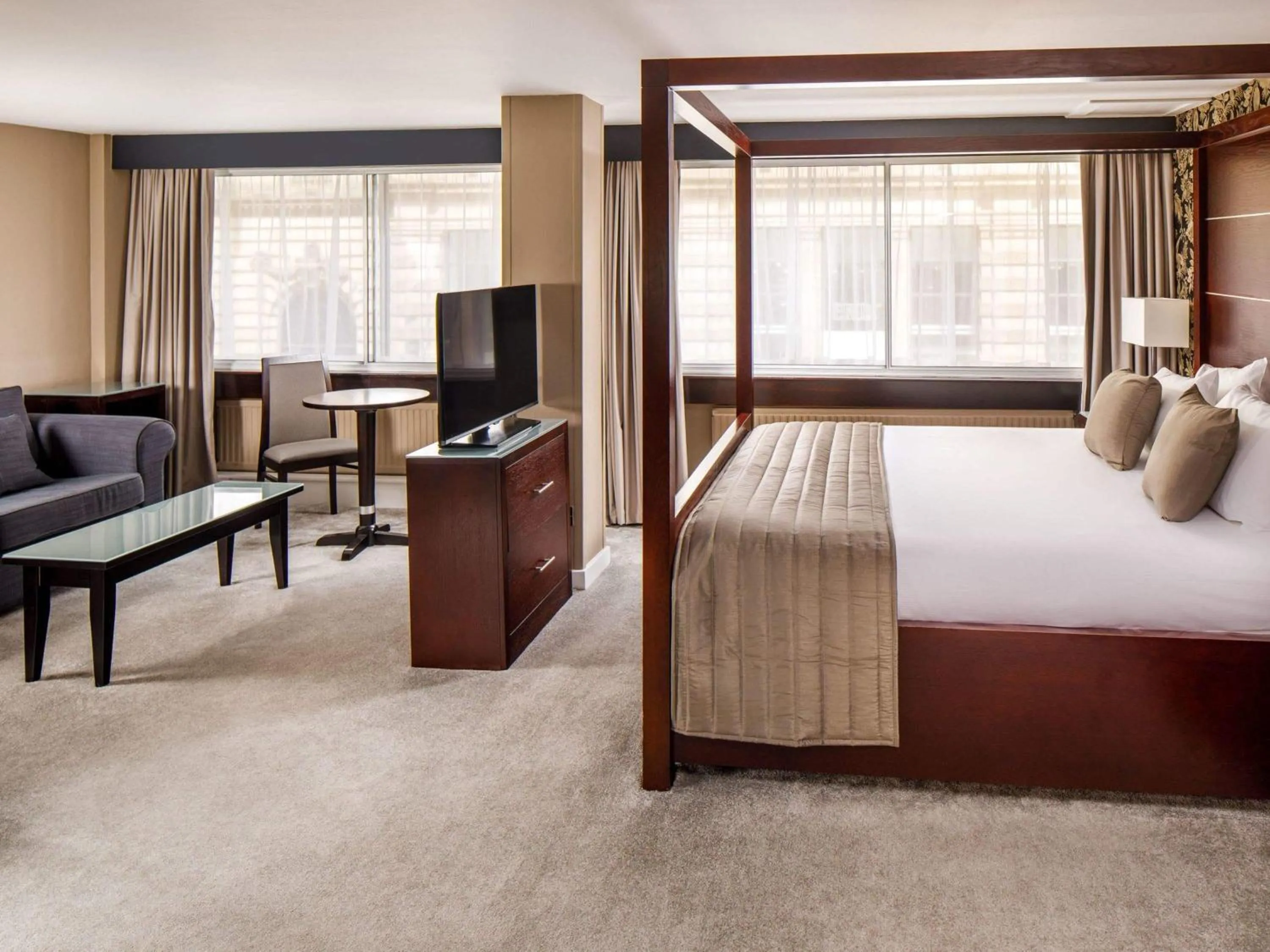 Bedroom, Bed in Mercure Glasgow City Hotel