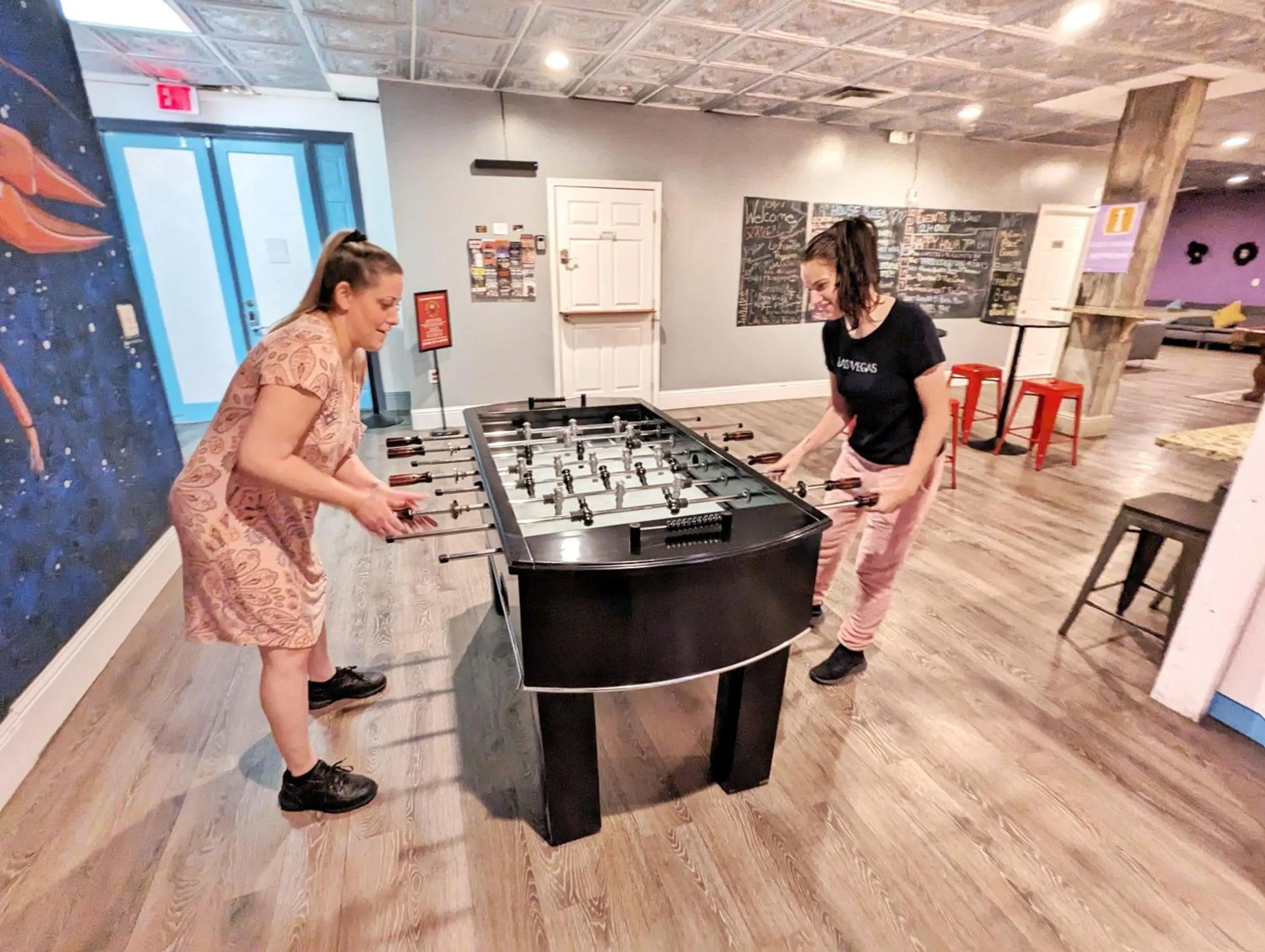 Communal lounge/ TV room in City House New Orleans Samesun