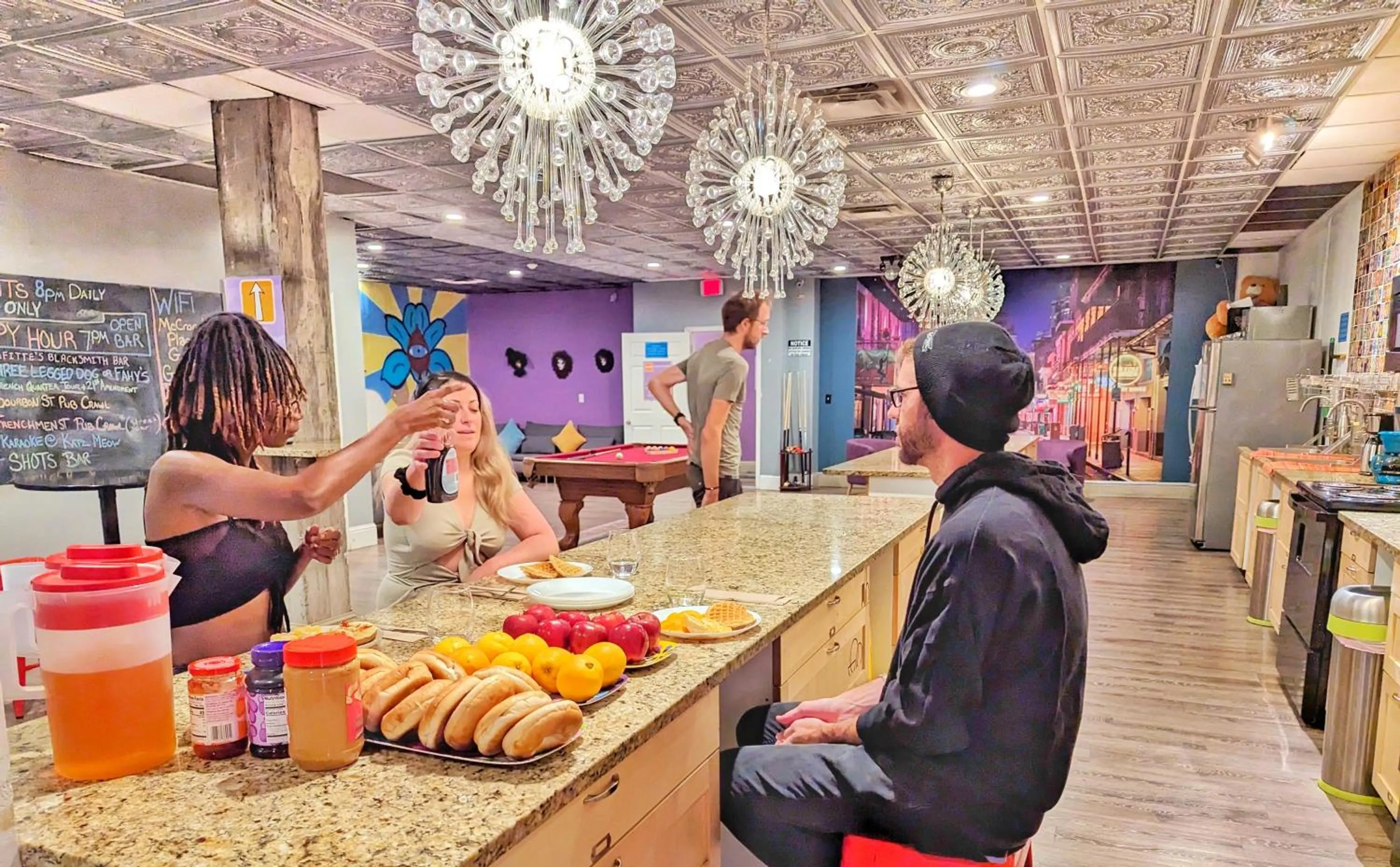 Communal lounge/ TV room in City House New Orleans Samesun