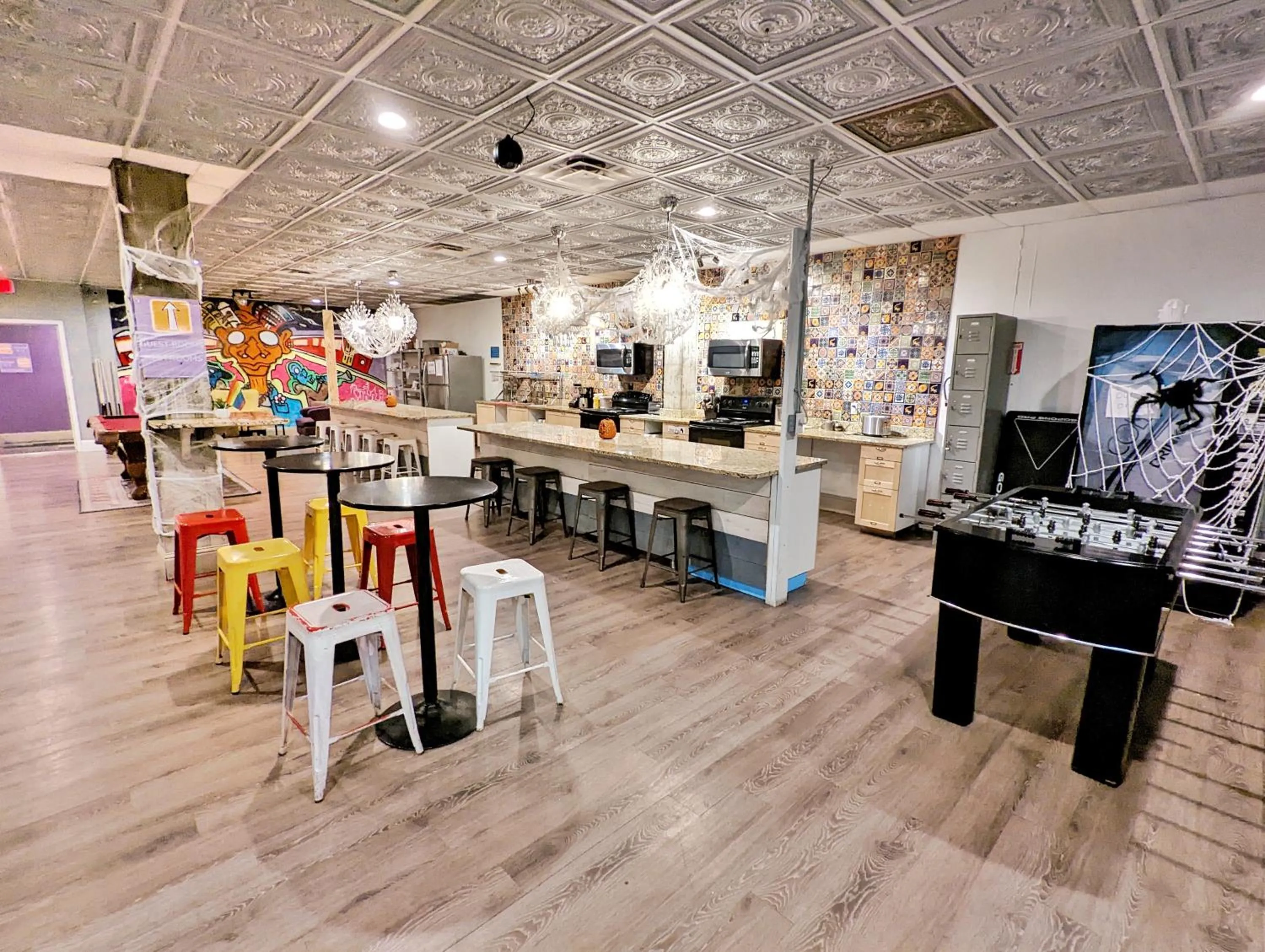 Communal lounge/ TV room in City House New Orleans Samesun