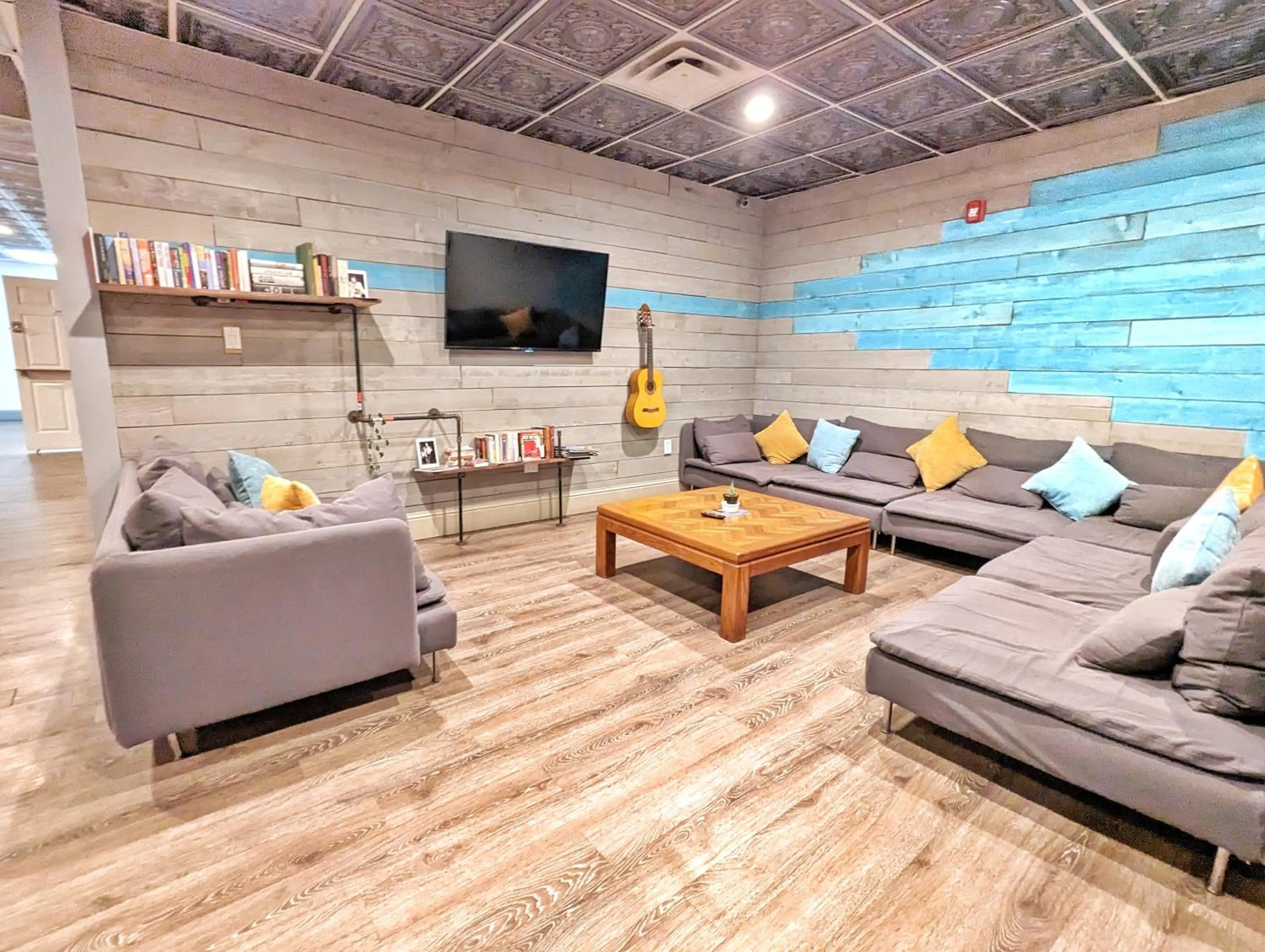 Communal lounge/ TV room in City House New Orleans Samesun