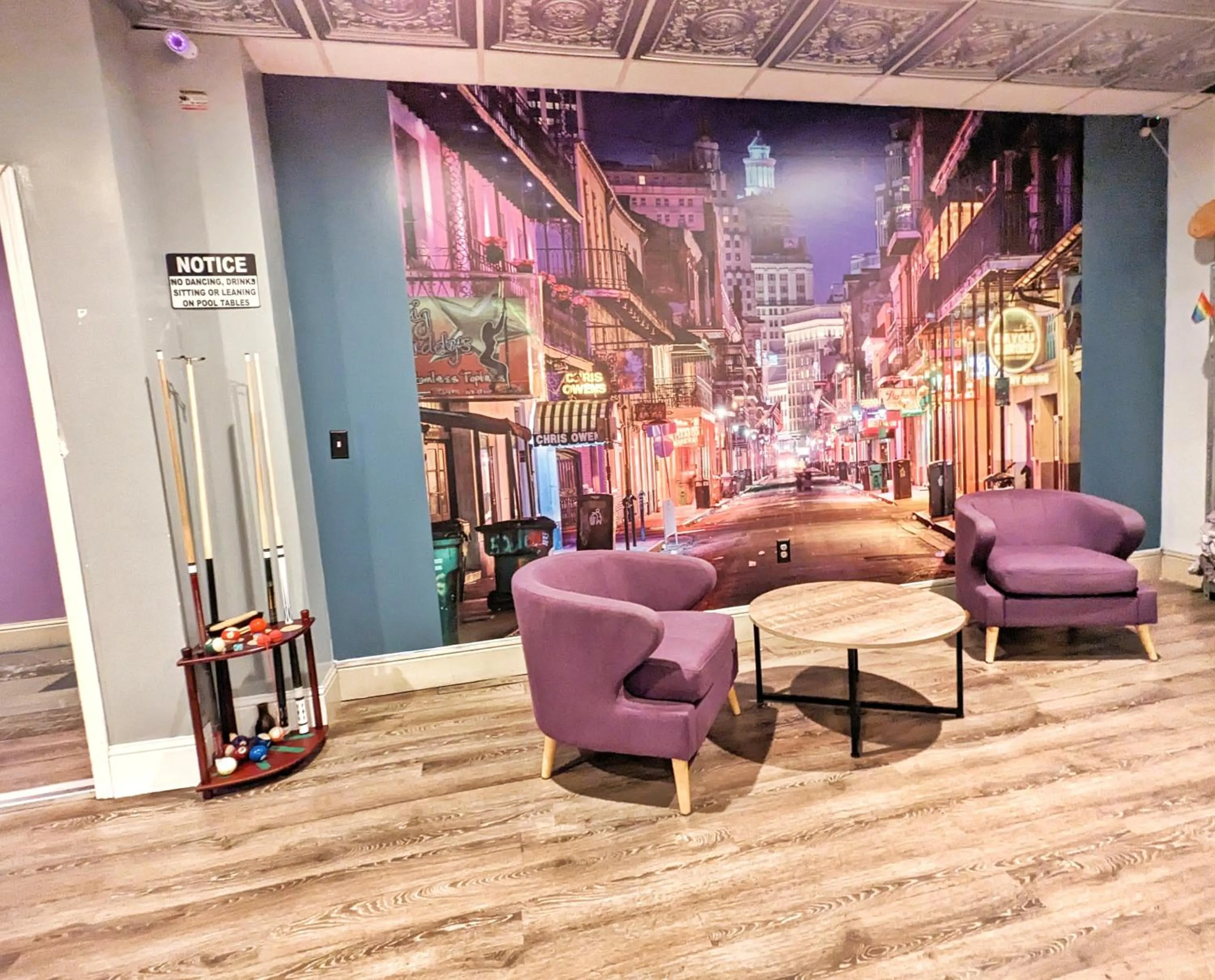 Communal lounge/ TV room in City House New Orleans Samesun