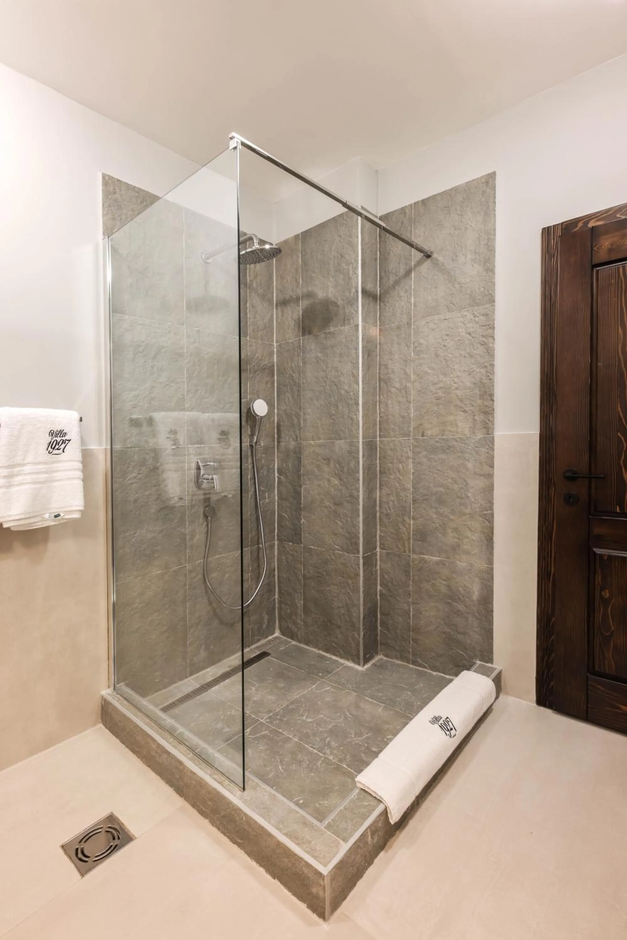 Shower in Villa 1927