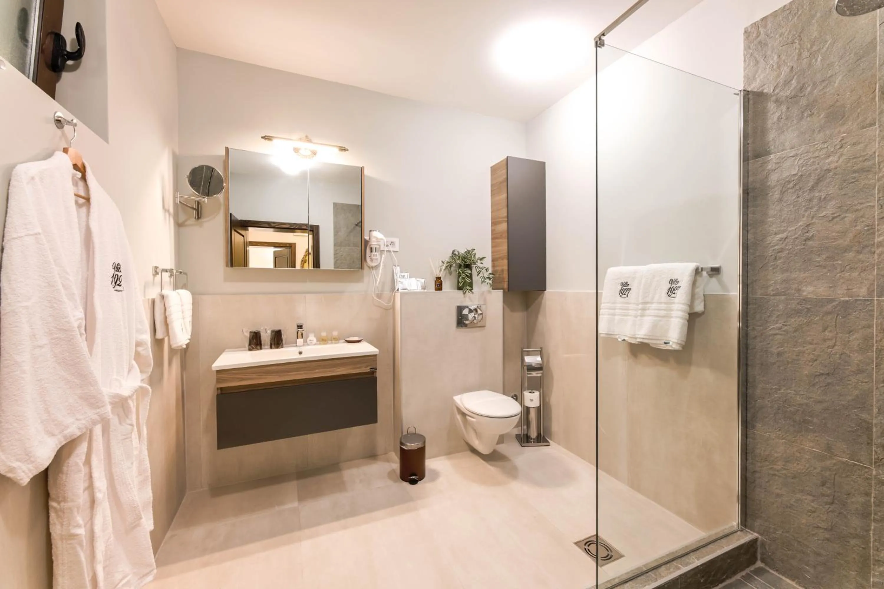 Shower in Villa 1927