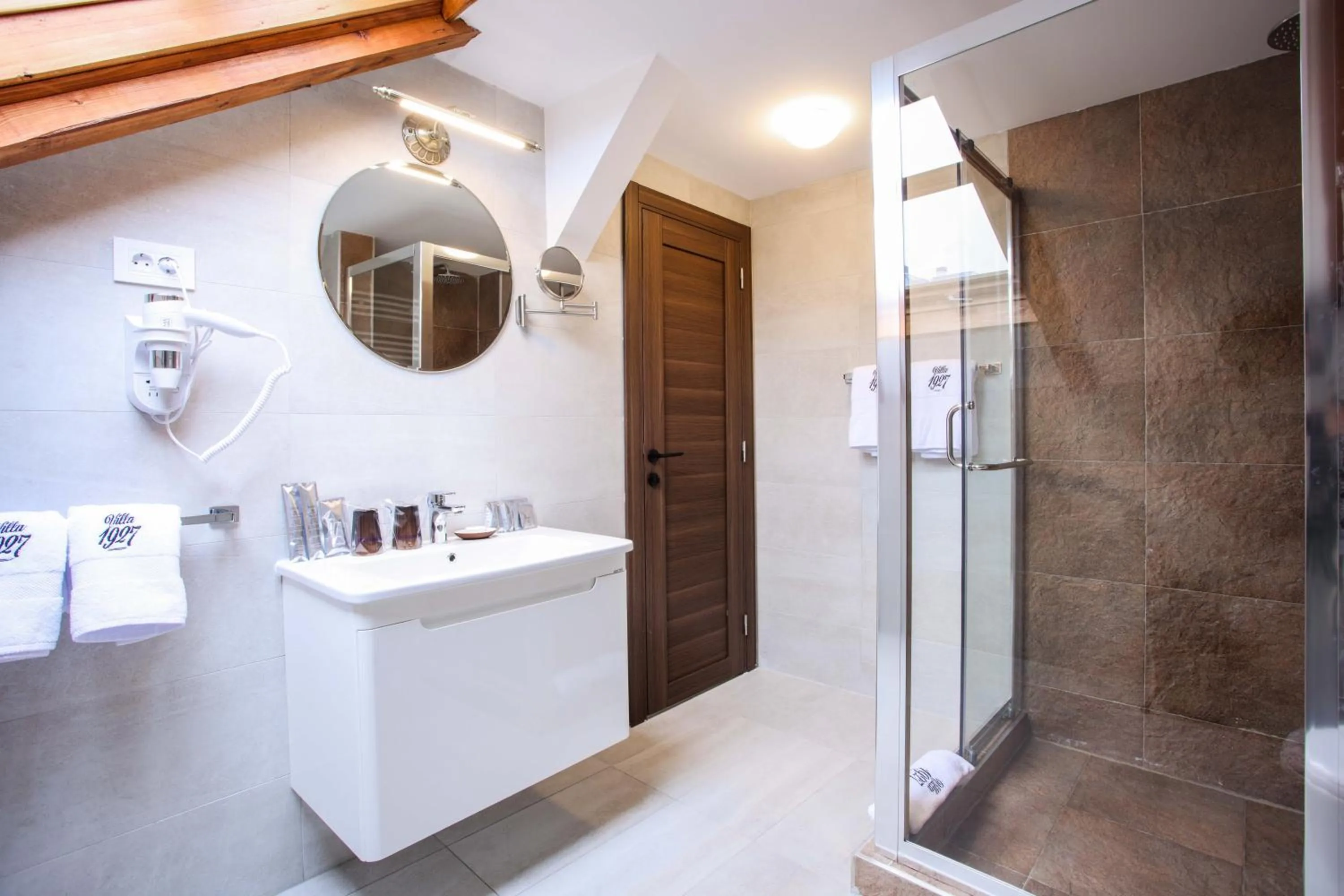 Shower in Villa 1927