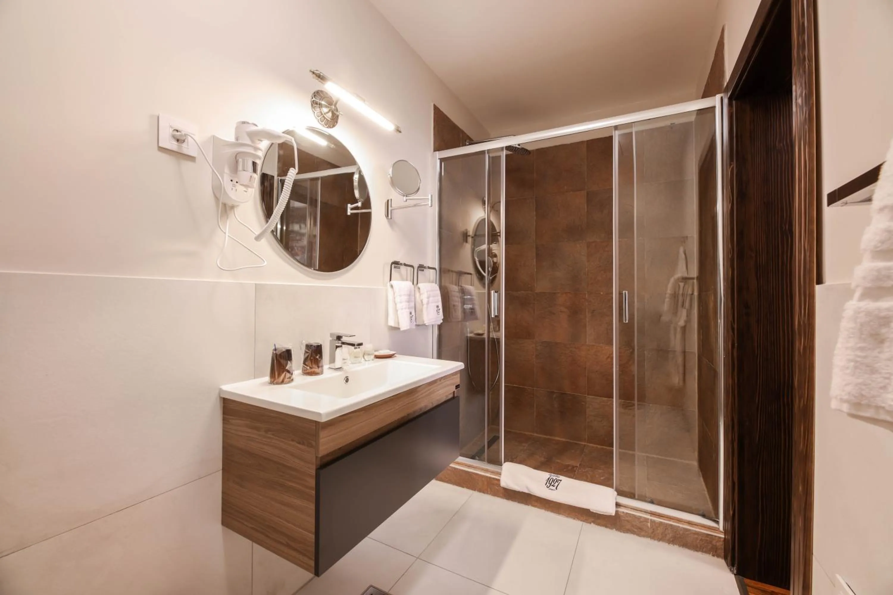 Shower in Villa 1927